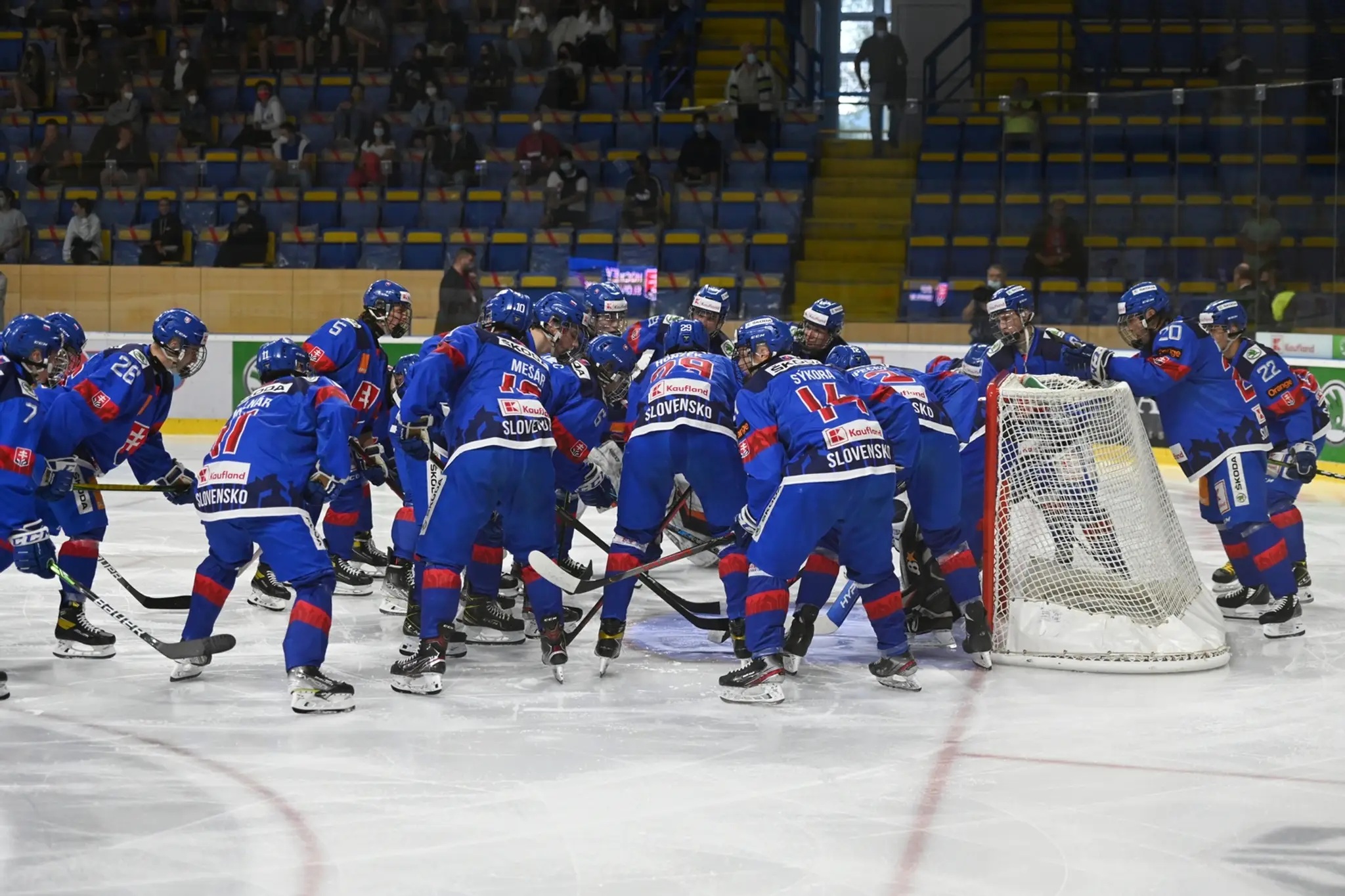 Tím Slovenska U18 počas zápasu na Hlinka Gretzky Cup proti USA.