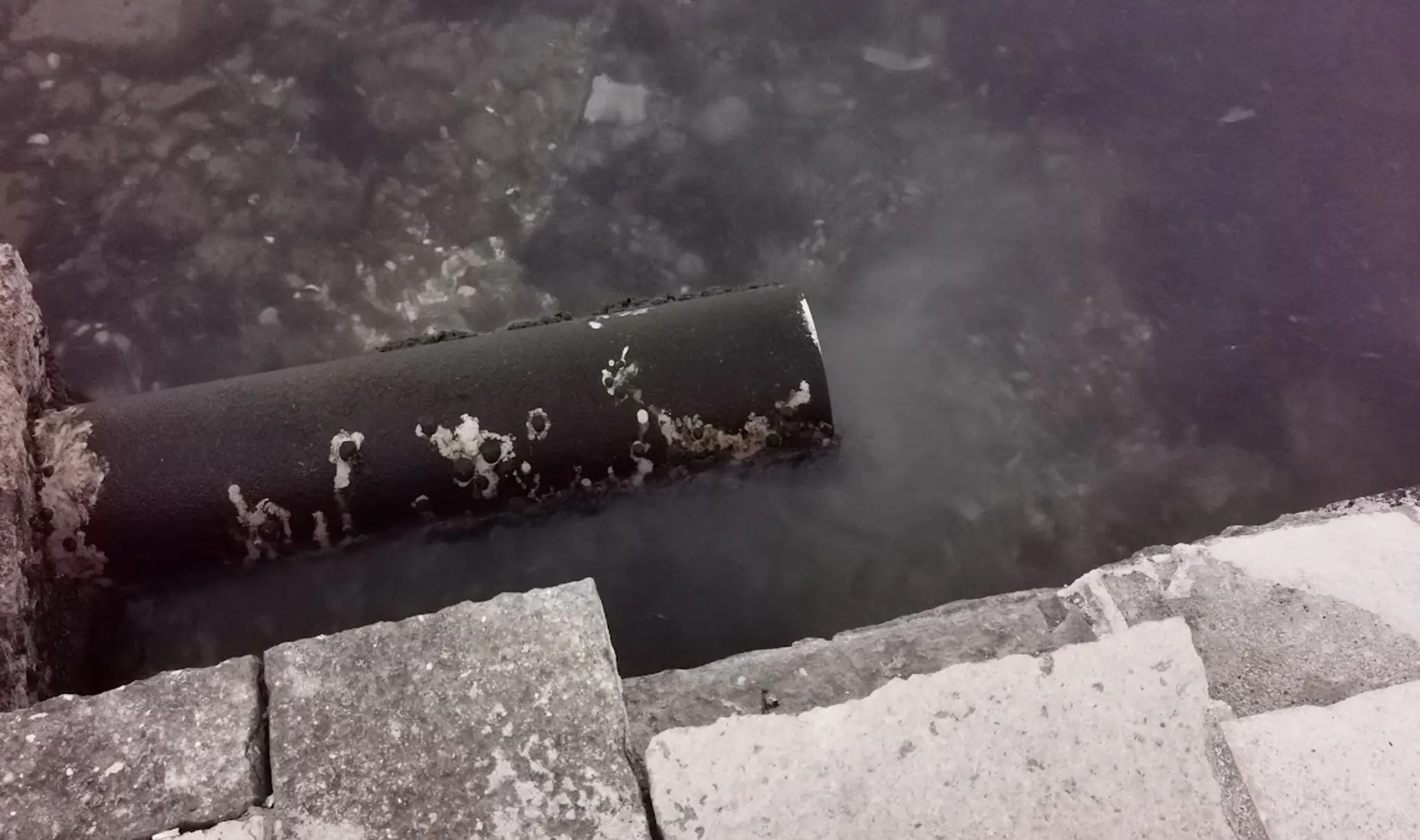 Turisti nakrútili "splašky" vytekajúce do mora v Chorvátsku