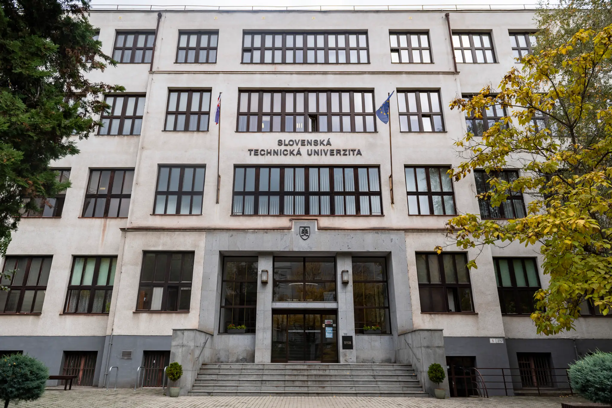 Záchranári a námorníci presúvajú trosky nájdené po zrútení lietadla v Indonézii.