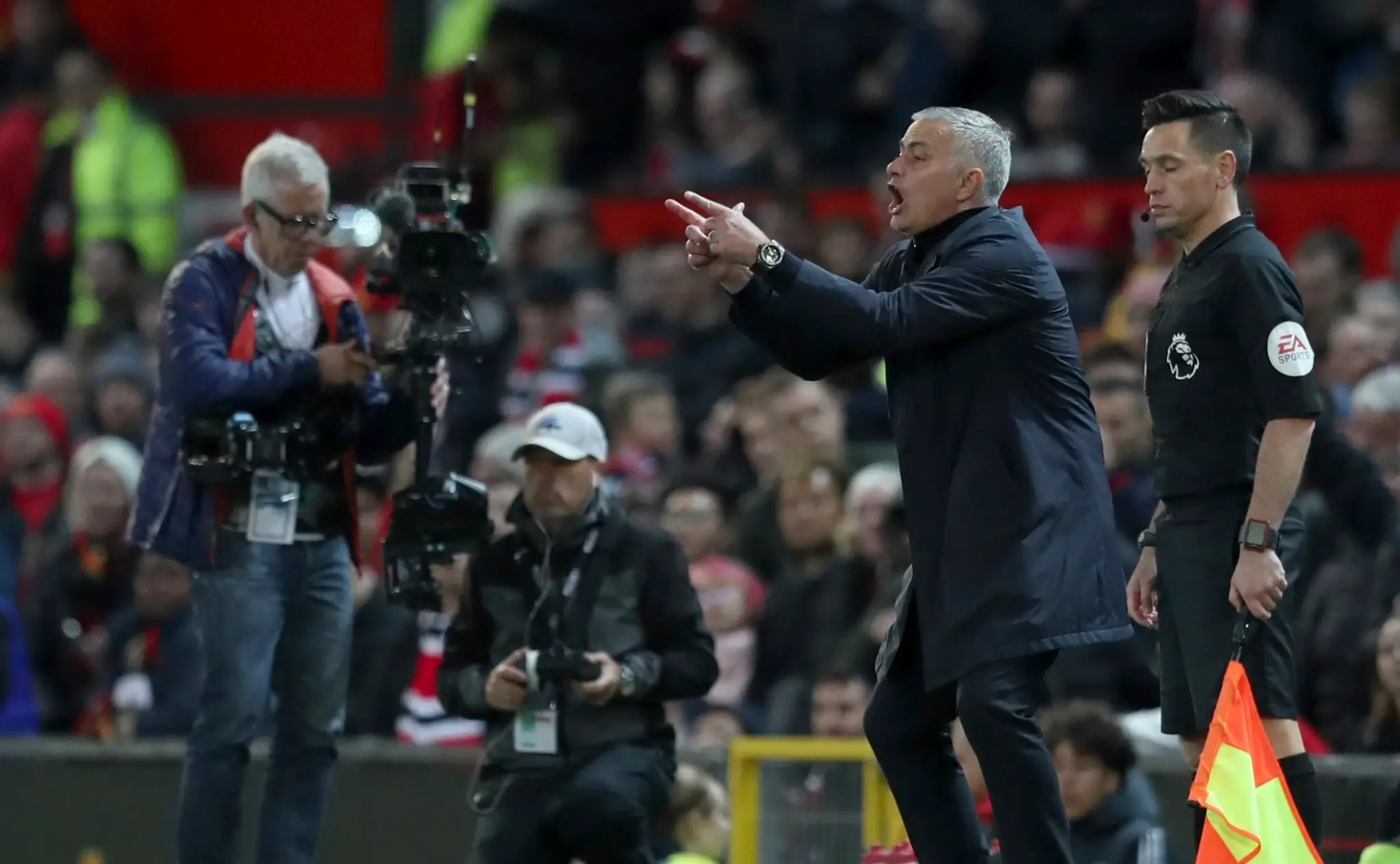 Tréner man Utd José Mourinho dáva pokyny svojim zverencom.