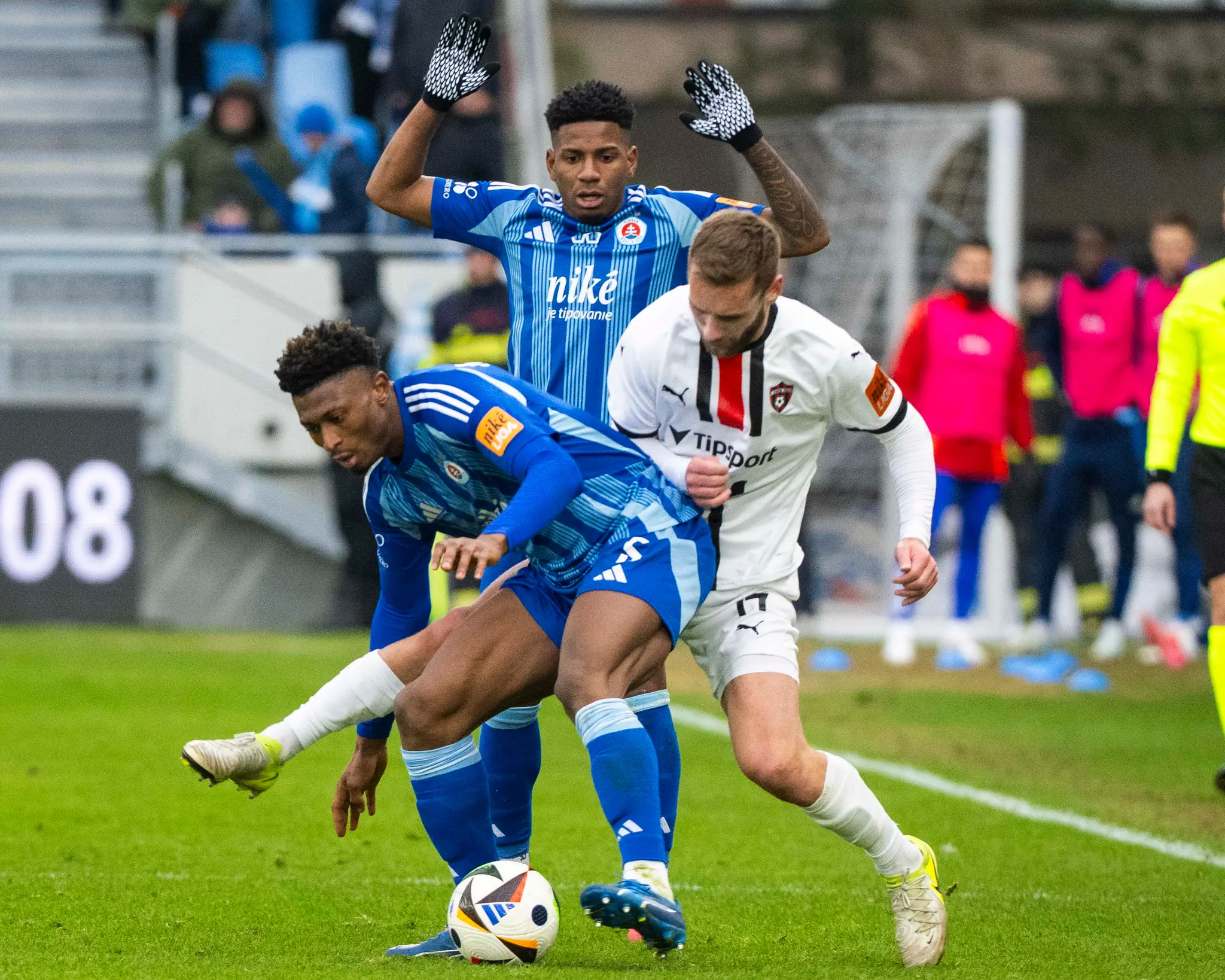 Na snímke zľava Rahim Ibrahim, Cesar Blackman (obidvaja Slovan) a Miloš Kratochvíl (Trnava).