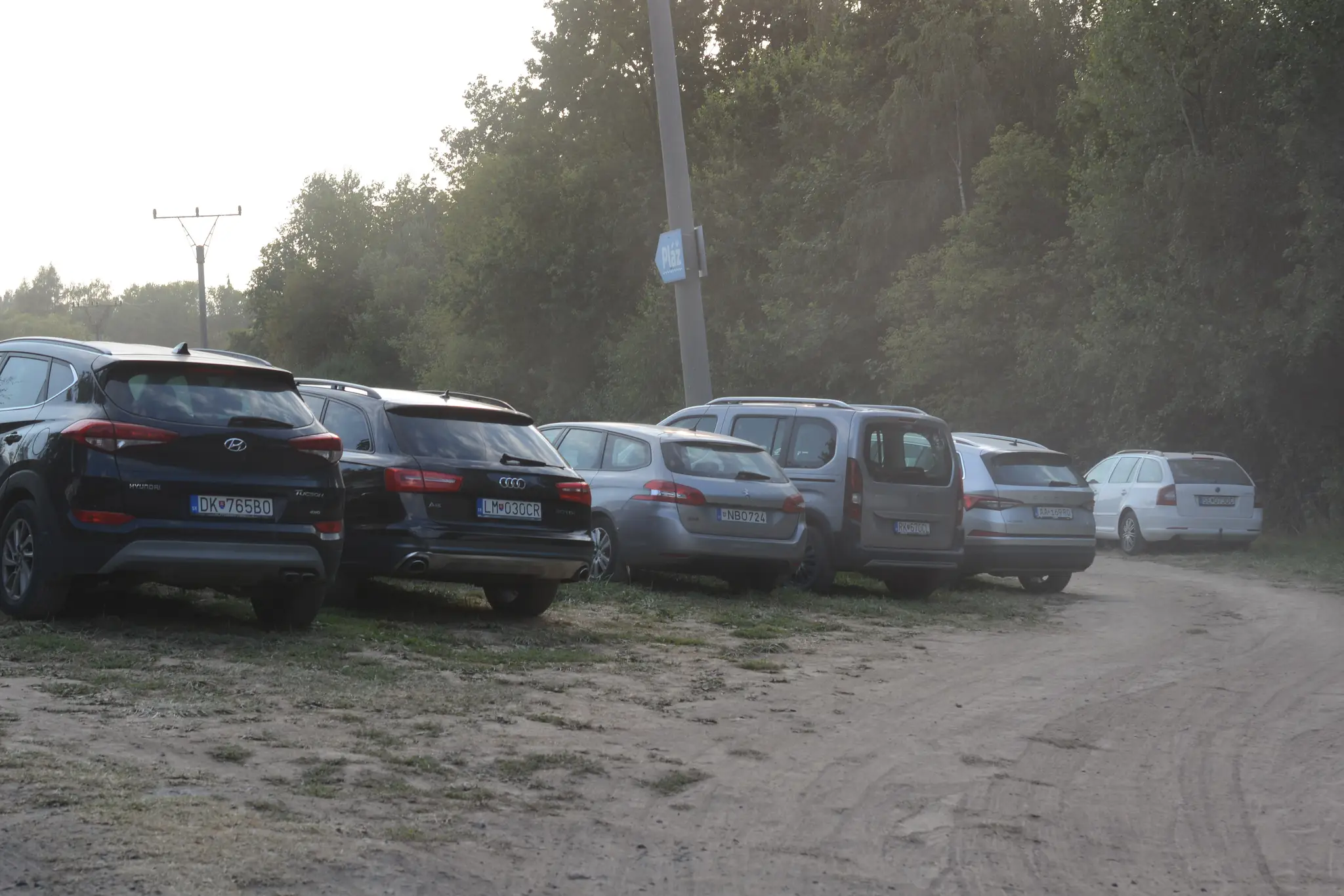 Preplnené parkovisko pri mestskej pláži v Liptovskom Mikuláši