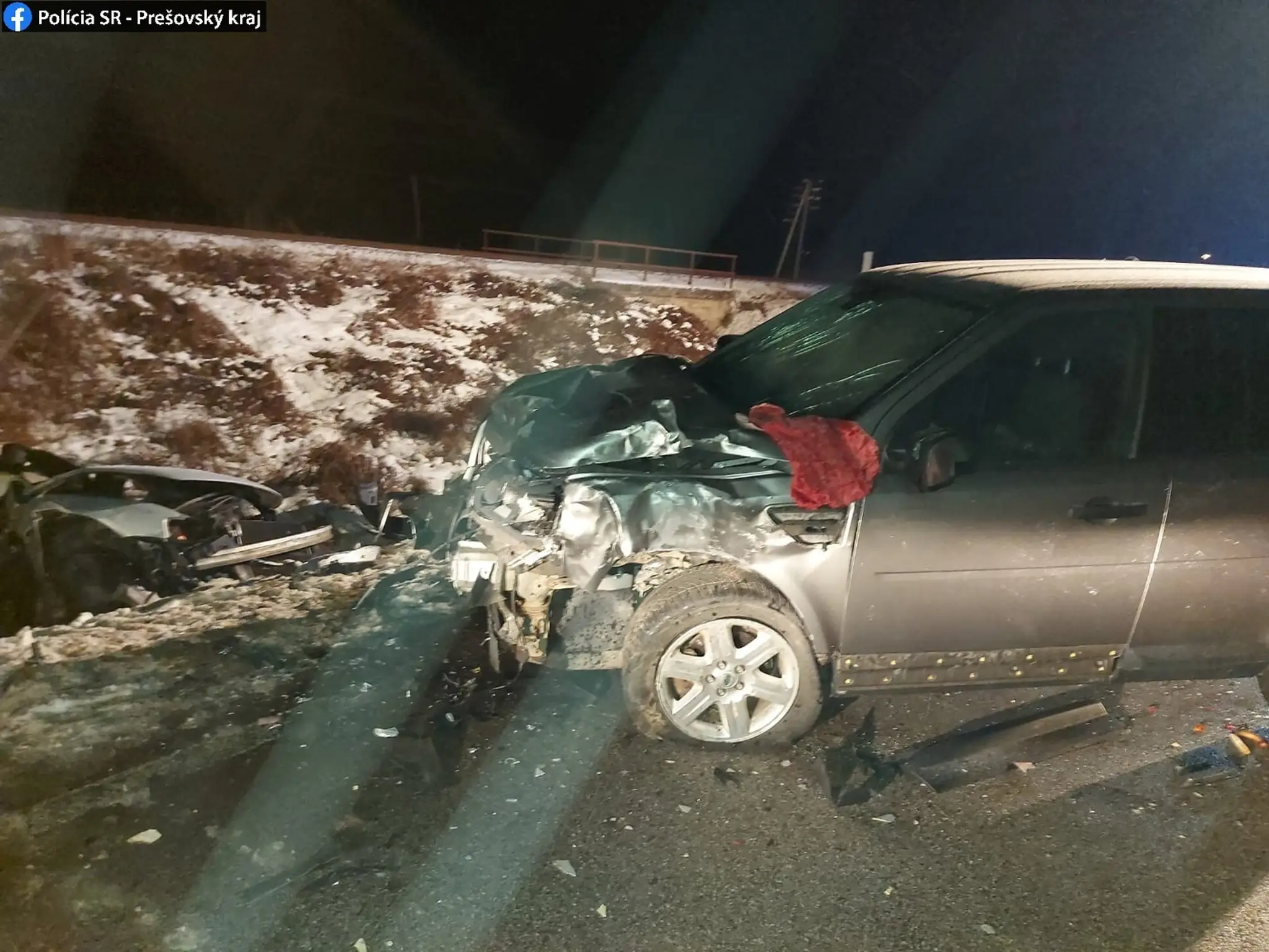 Land Rover Freelander, ktorý sa čelne zrazil medzi obcami Udavské a Ľubiša s autom VW Passat.