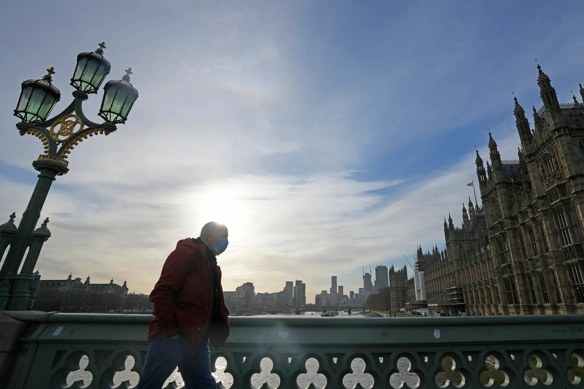 Britská vláda pre nárast prípadov sprísňuje niektoré pandemické opatrenia.