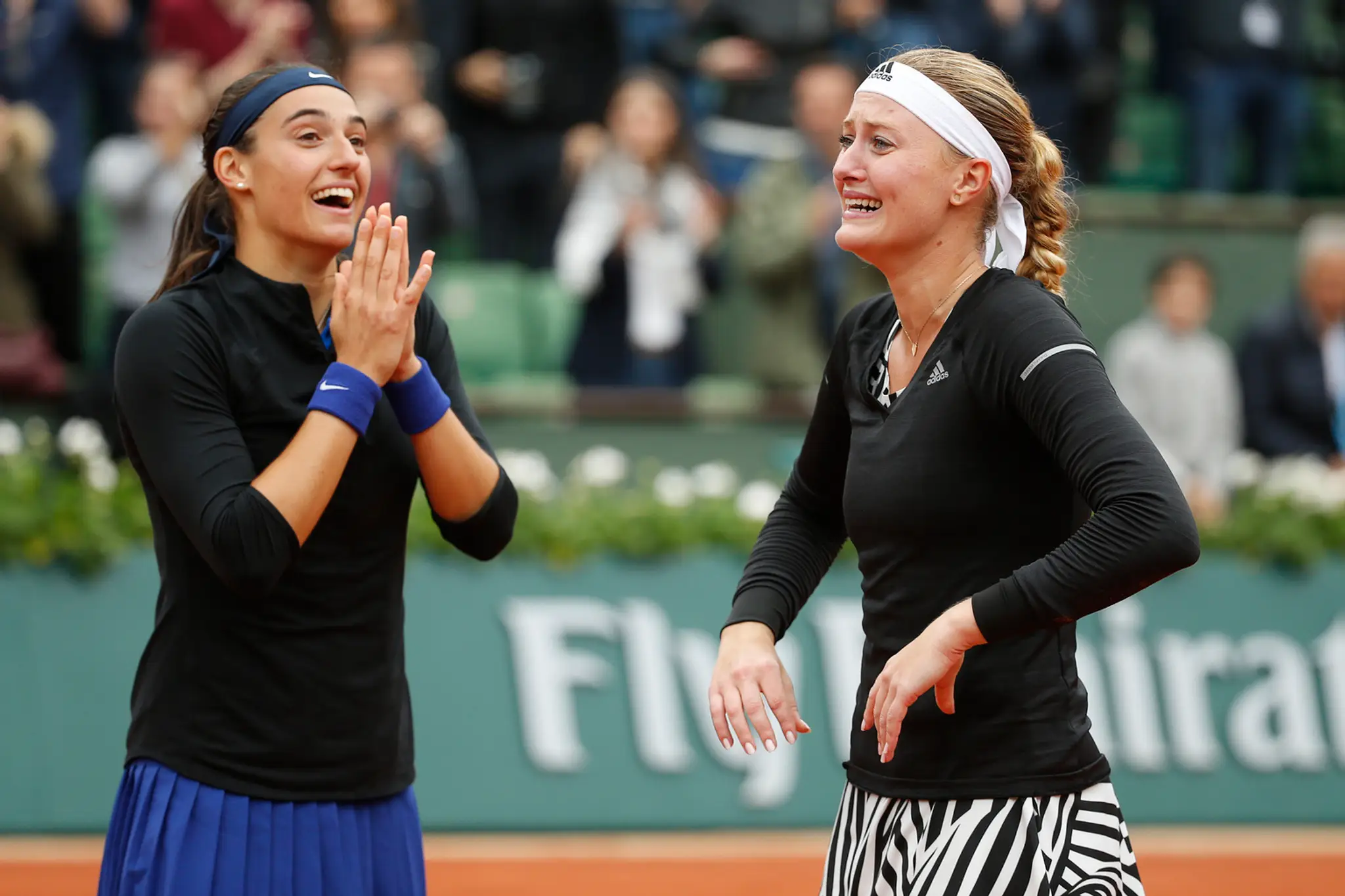Caroline Garciová s Kristinou Mladenovicovou po výhre na Roland Garros.