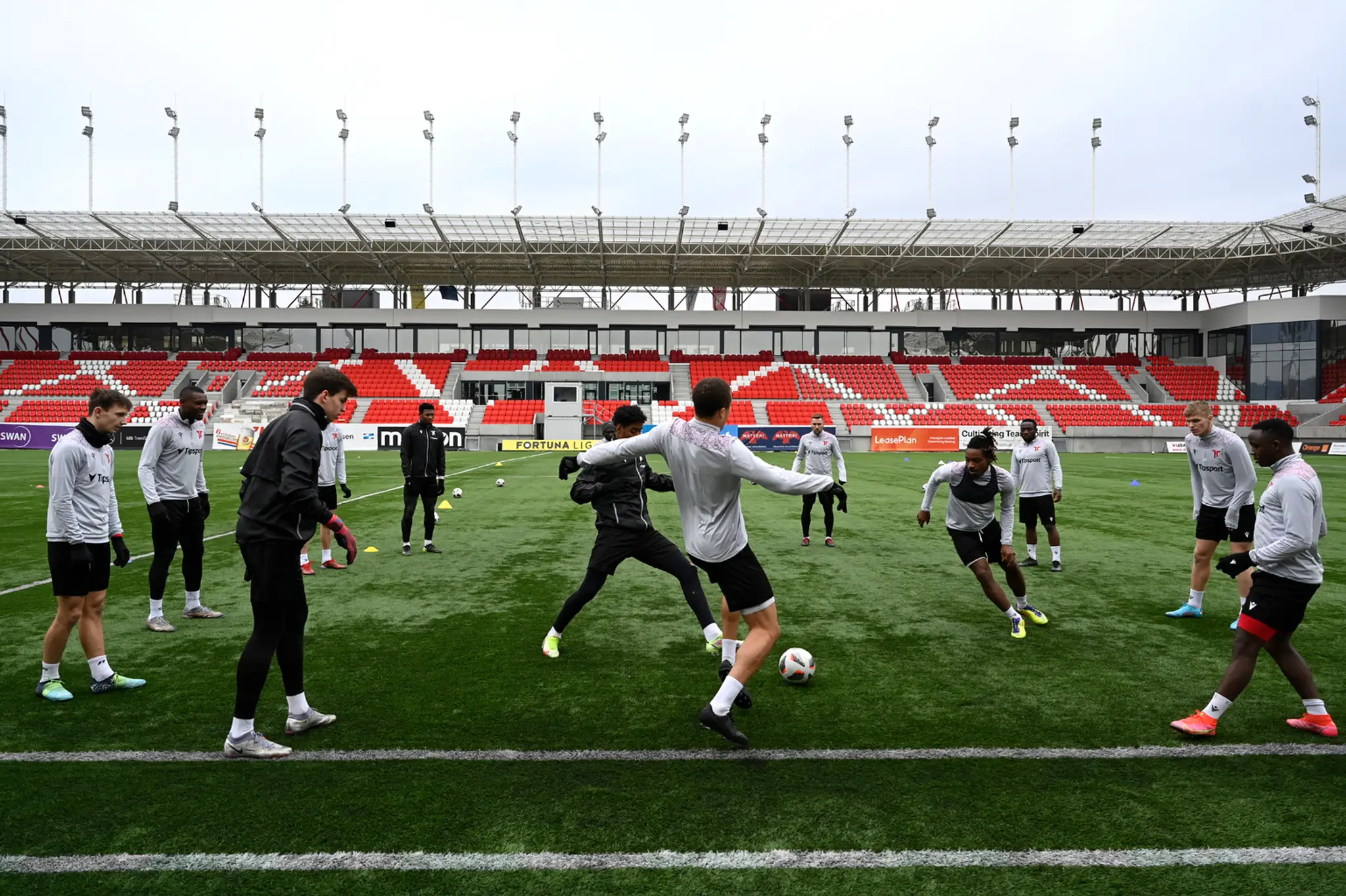 Futbalisti AS Trenčín hrajú bago počas tréningu pred štartom jarnej časti Fortuna ligy.