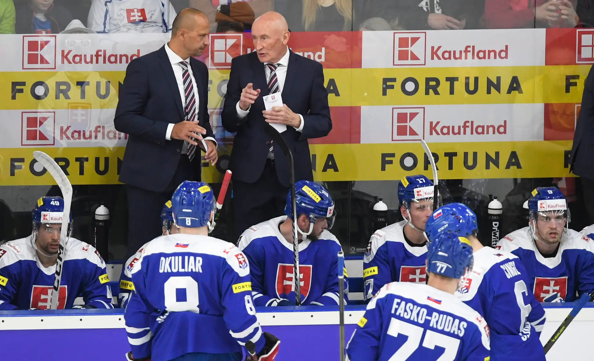 Na snímke tréner slovenskej hokejovej reprezentácie  Craig Ramsay (hore vpravo) a jeho asistent Ján Pardavý.