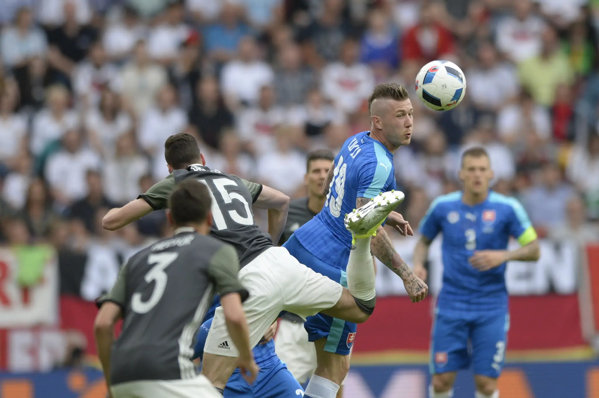 Juraj Kucka a Nemec Julian Draxler v hlavičkovom súboji v prípravnom zápase.
