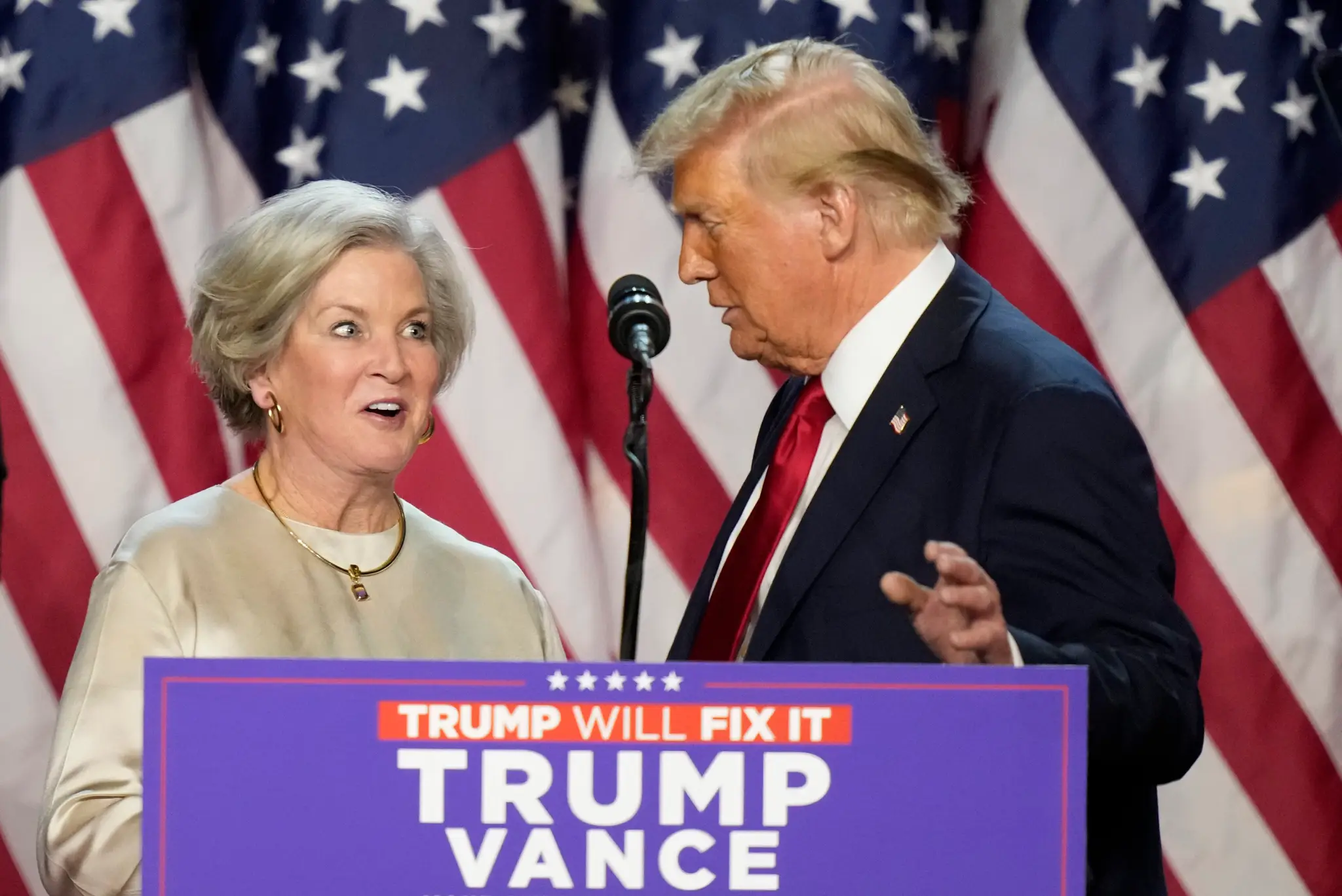 Na snímke vedúcu kancelárie Bieleho domu Susie Wilesovú a Donald Trump.