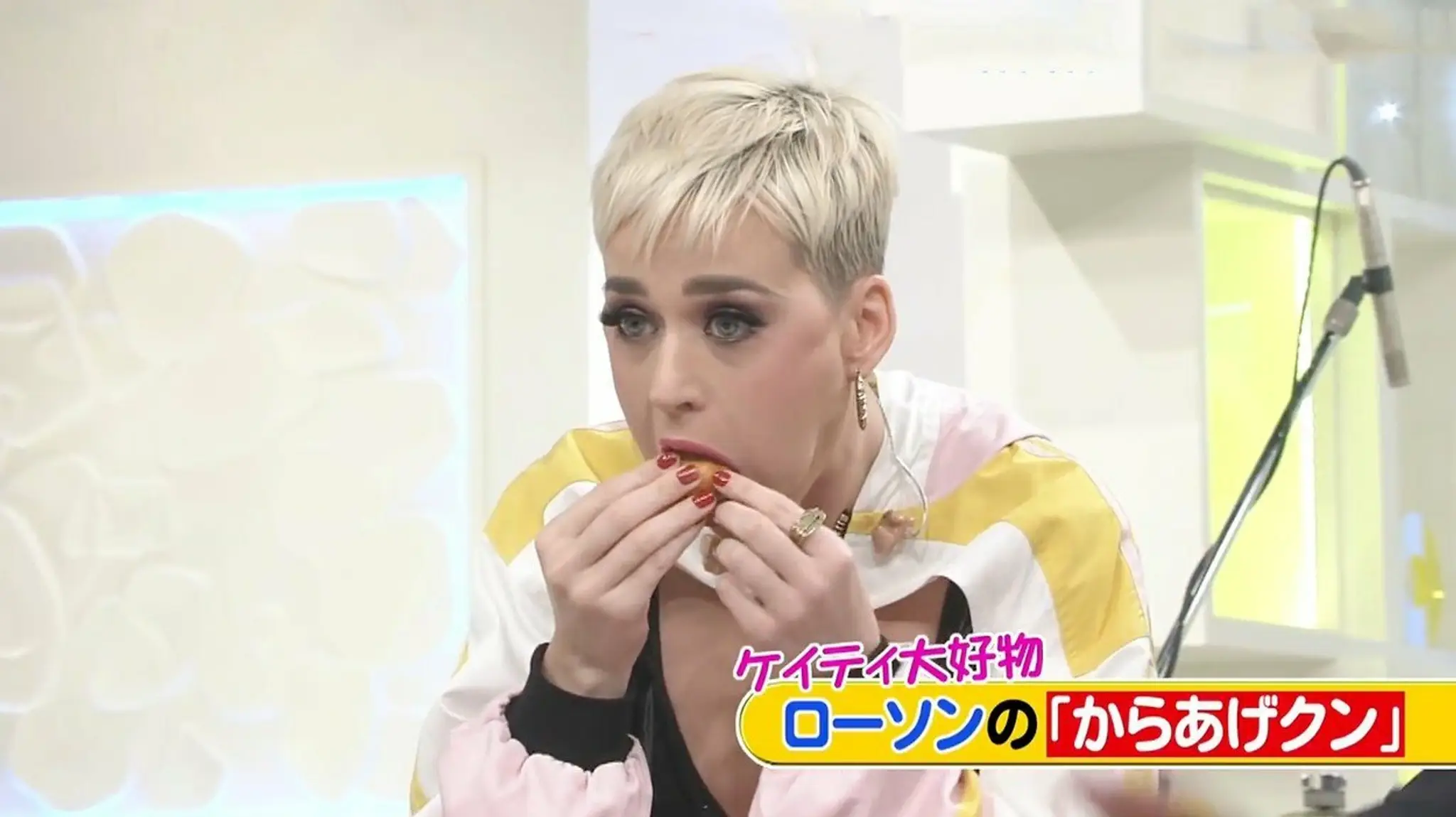 Katy Perry si do úst napchala naraz sedem kuracích nugetiek
