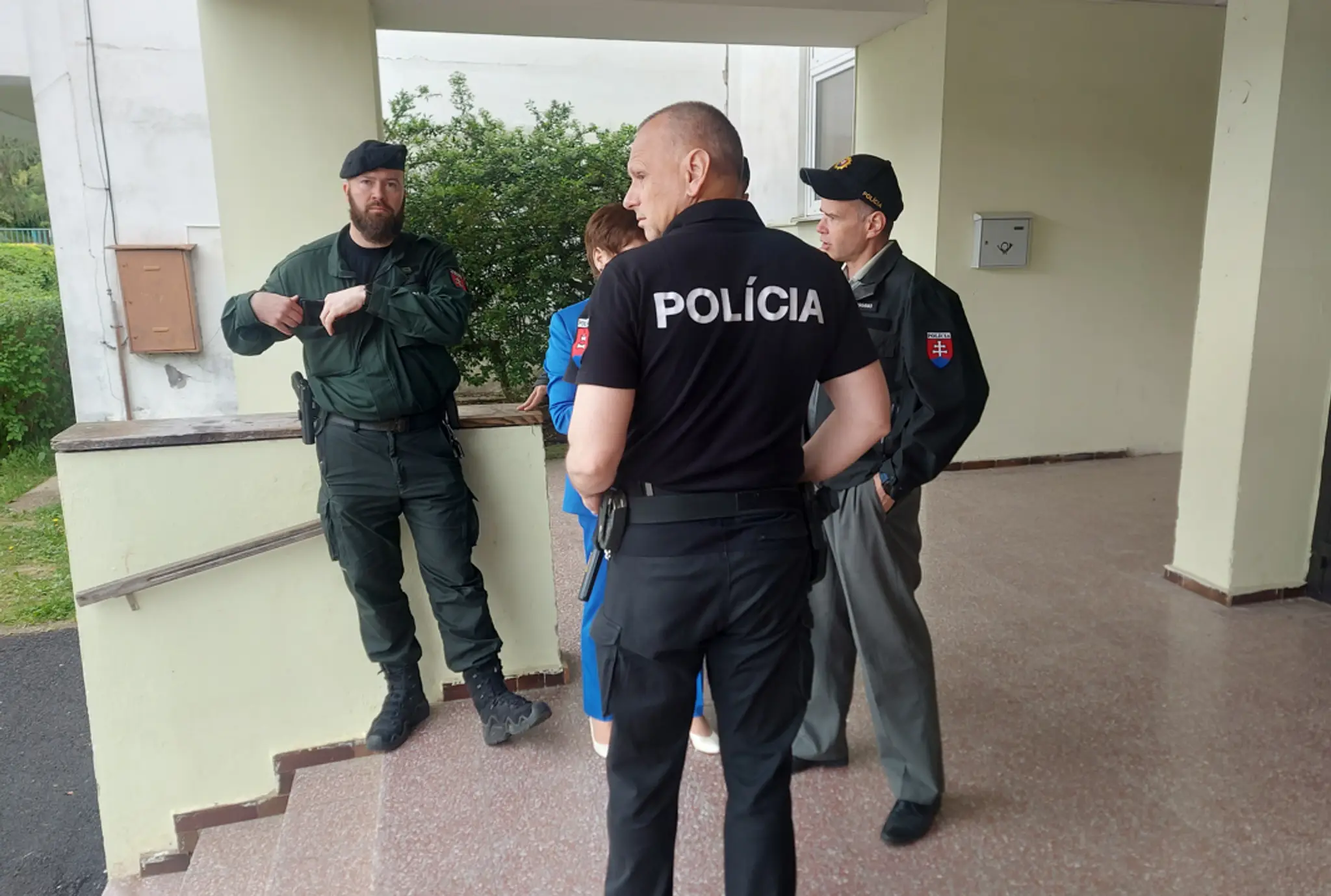 Polícia zasahuje na jednej zo škôl v Banskej Bystrici.