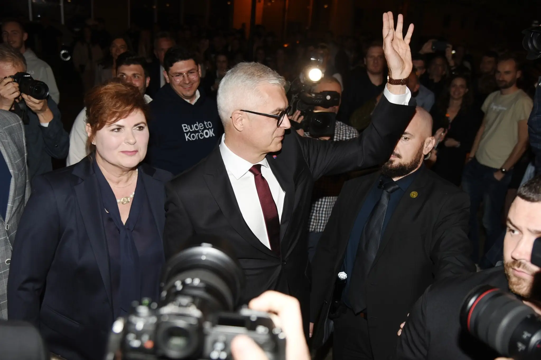 Ivan Korčok s manželkou počas volebnej noci.
