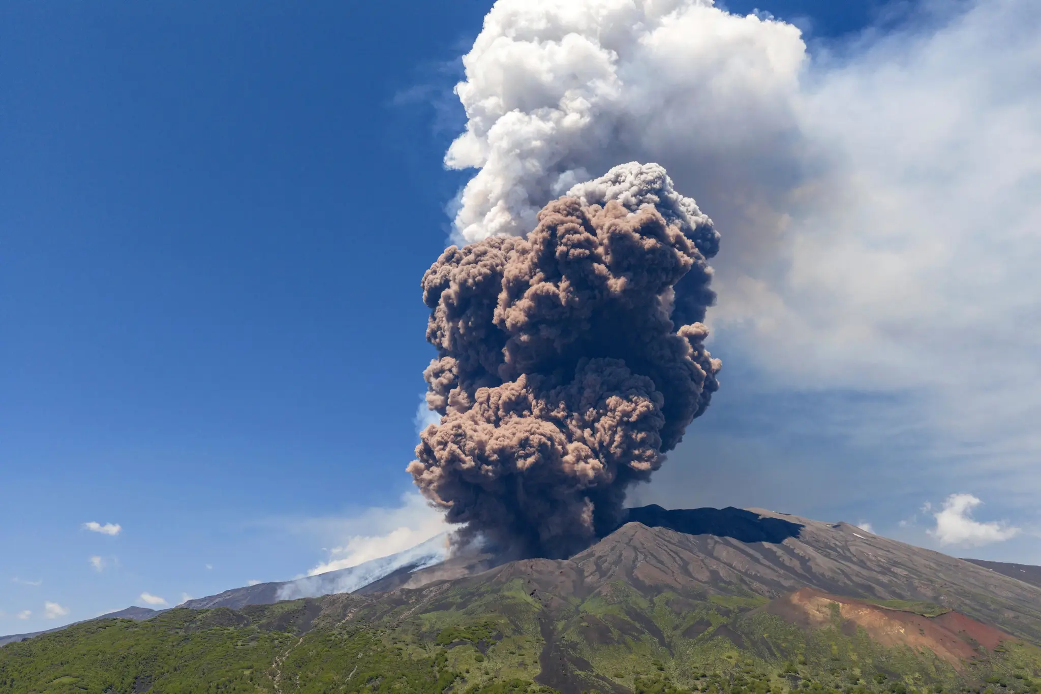 Erupcia sopky Etna vydesila turistov. Je bezpečné cestovať v tomto období na Sicíliu?
