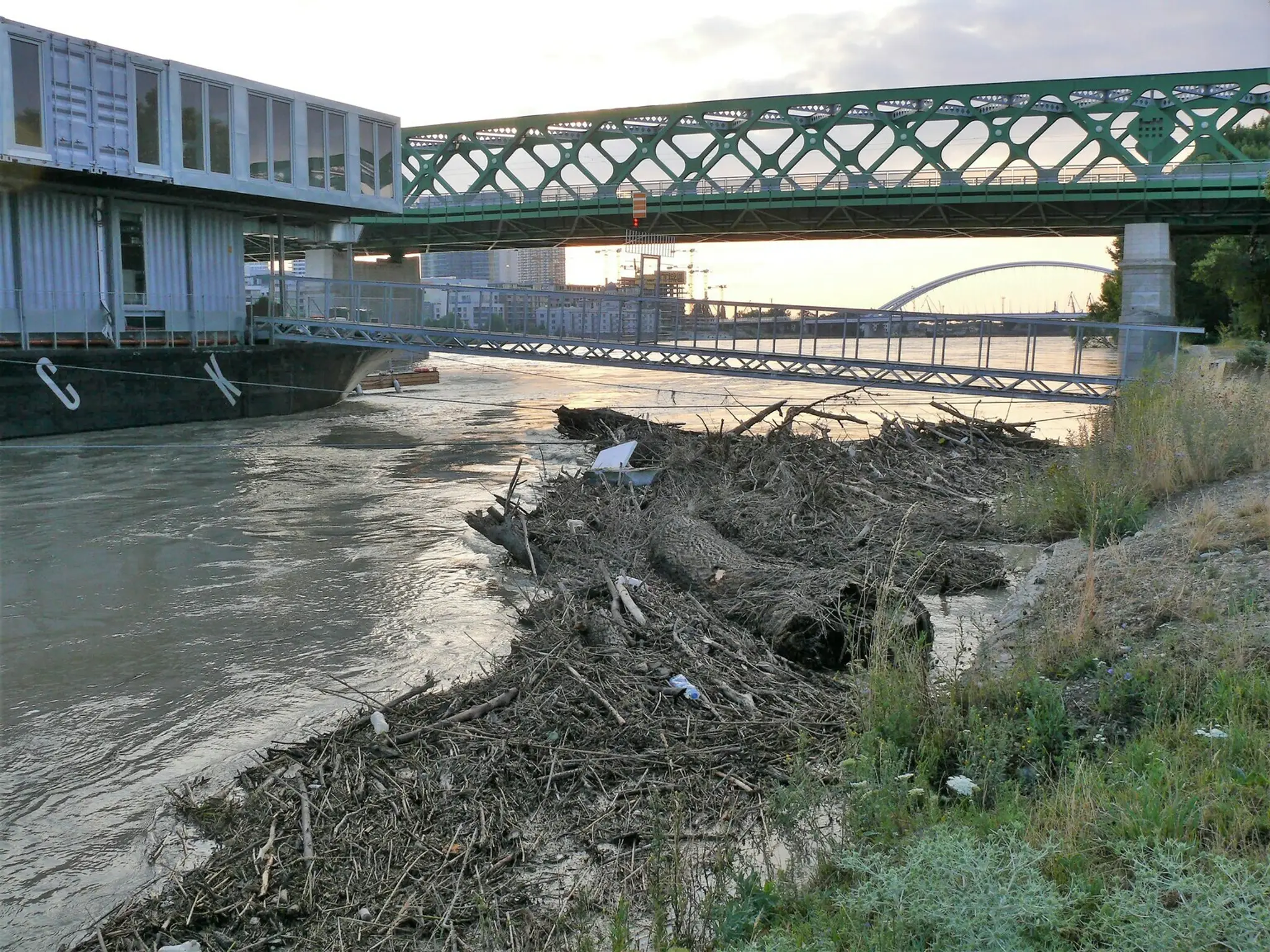 Hladina Dunaja stále stúpa 