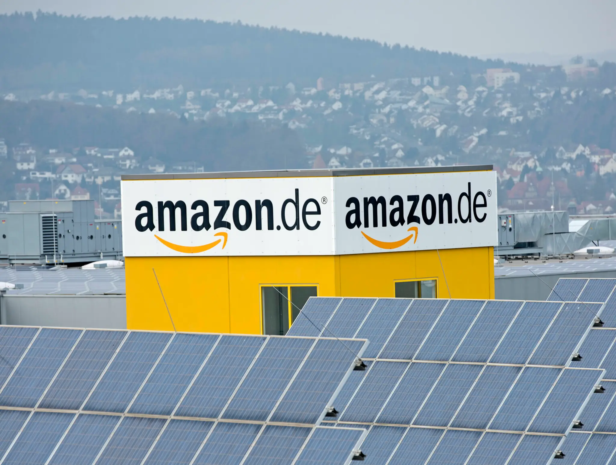 Na archívnej snímke z 27. novembra 2014 je distribučné centrum americkej spoločnosti Amazon, ktorá prevádzkuje jeden z najväčšíc