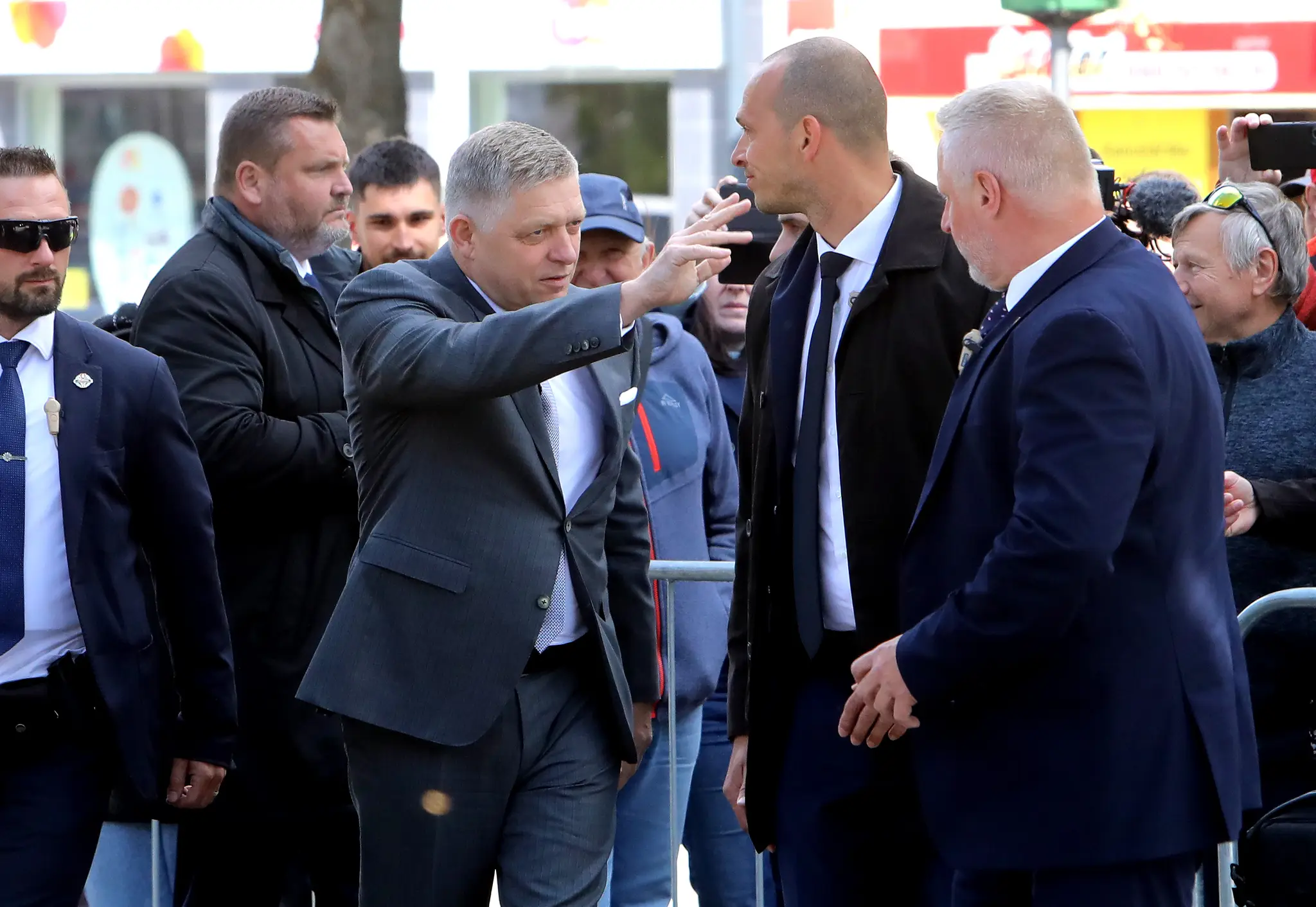 VIDEO: Robert Fico prišiel pozdraviť ľudí na to isté miesto v Handlovej, kde ho pred rokom postrelili