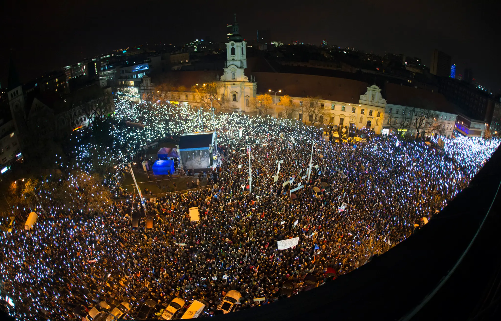 Na záver bratislavského protestu odznela slovenská hymna. 