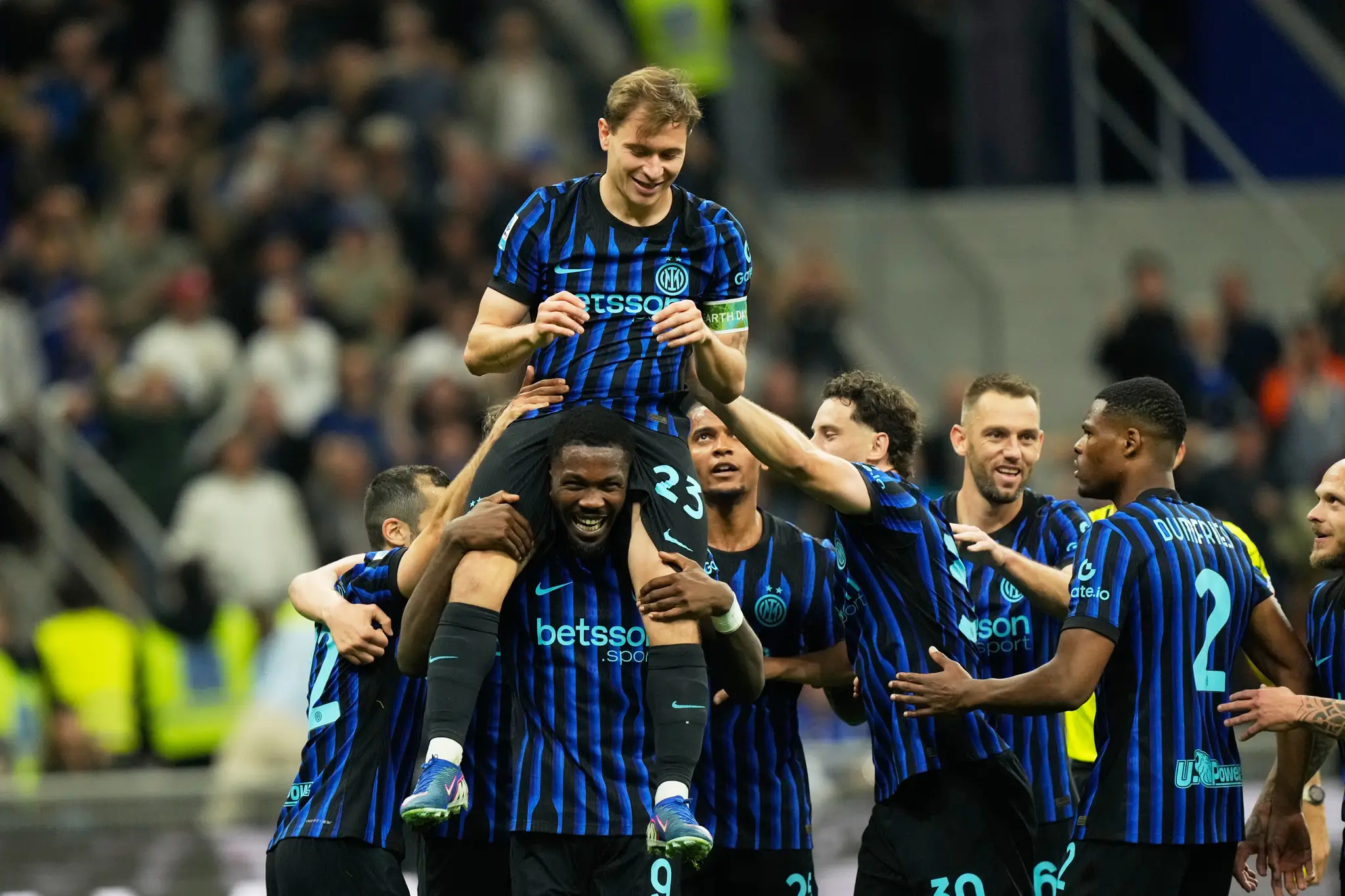 Hráč Interu Miláno Nicolo Barella (hore vľavo) na ramenách Marcusa Thurama oslavuje gól.