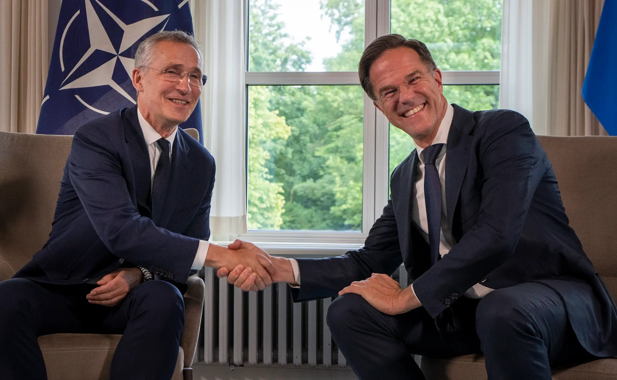 Generálny tajomník NATO Jens Stoltenberg a holandský premiér Mark Rutte.