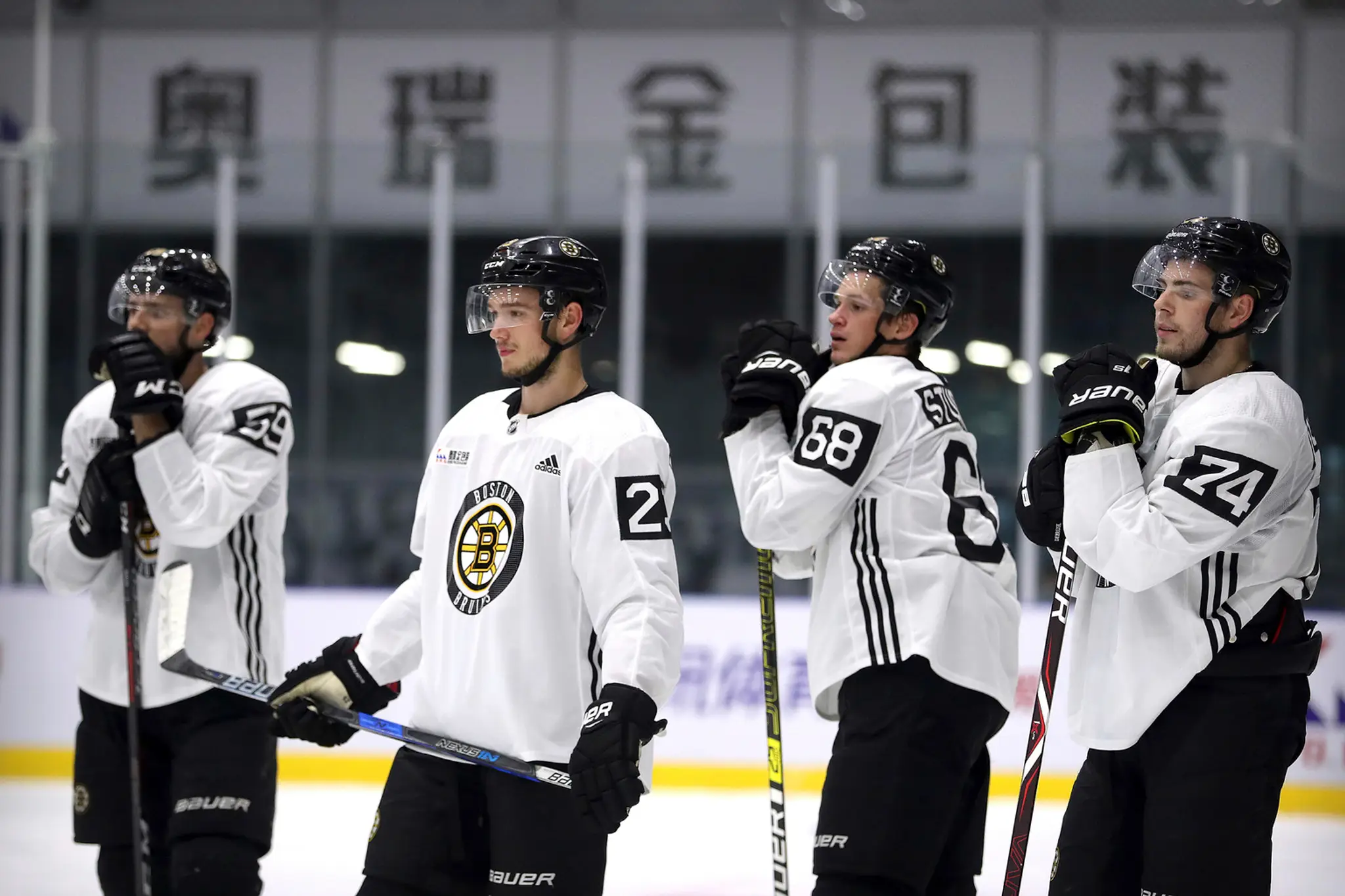 Zľava hráči Bostonu Martin Bakoš, Jakob Forsbacka-Karlsson, Jack Studnicka a Jake DeBrusk.