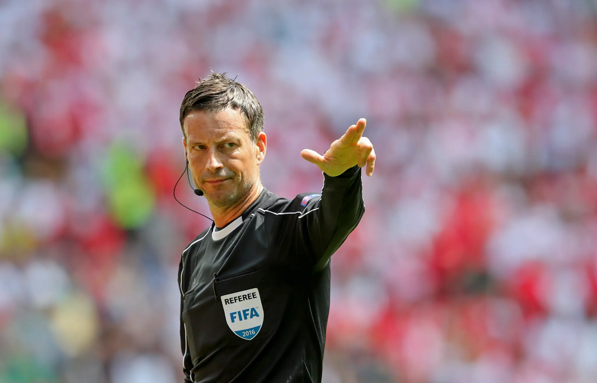 rozhodca Mark Clattenburg počas osemfinále ME medzi Švajčiarskom a Poľskom.