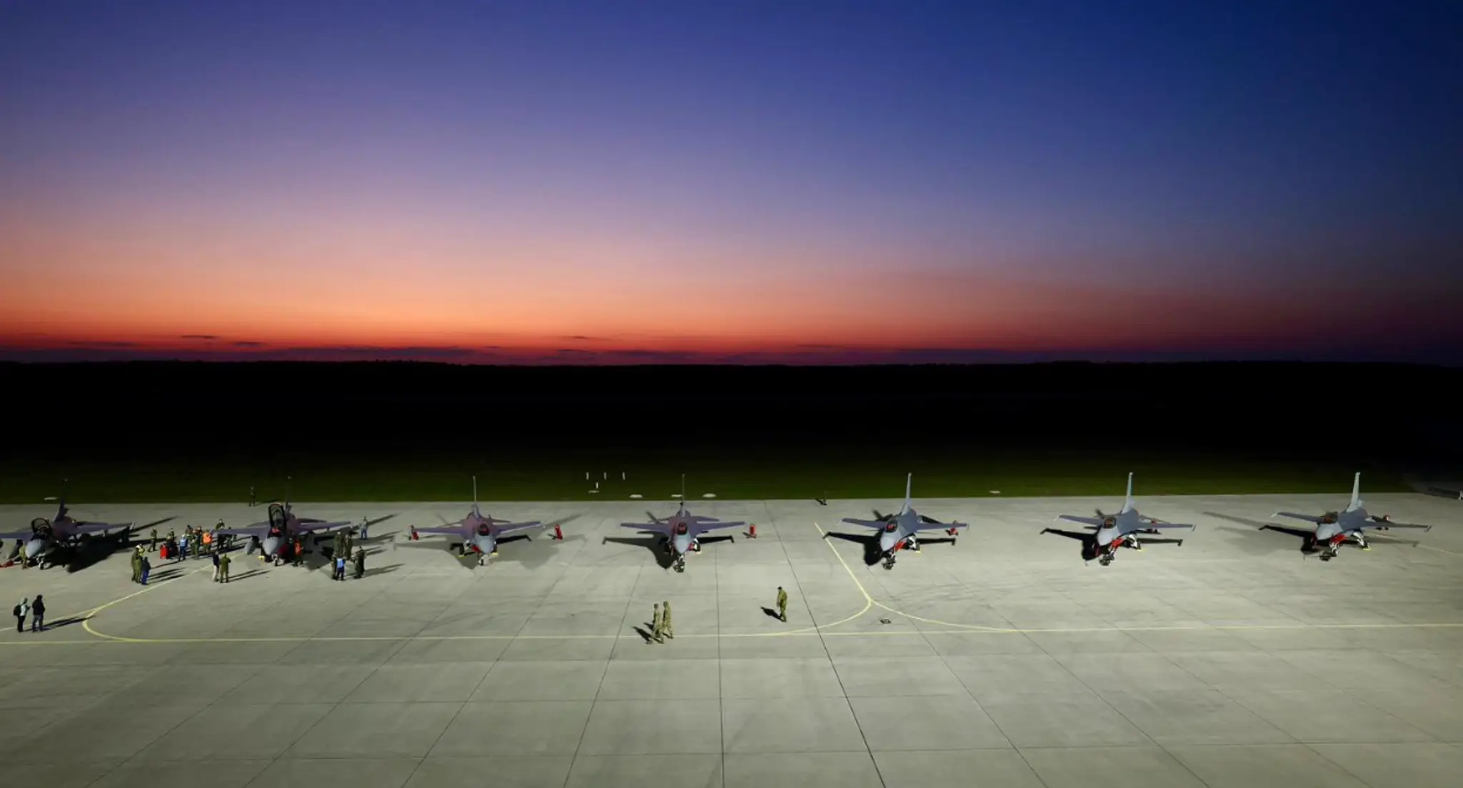 Na vojenskom letisku v Kuchyni pristáli ďalšie dve stíhačky F-16.