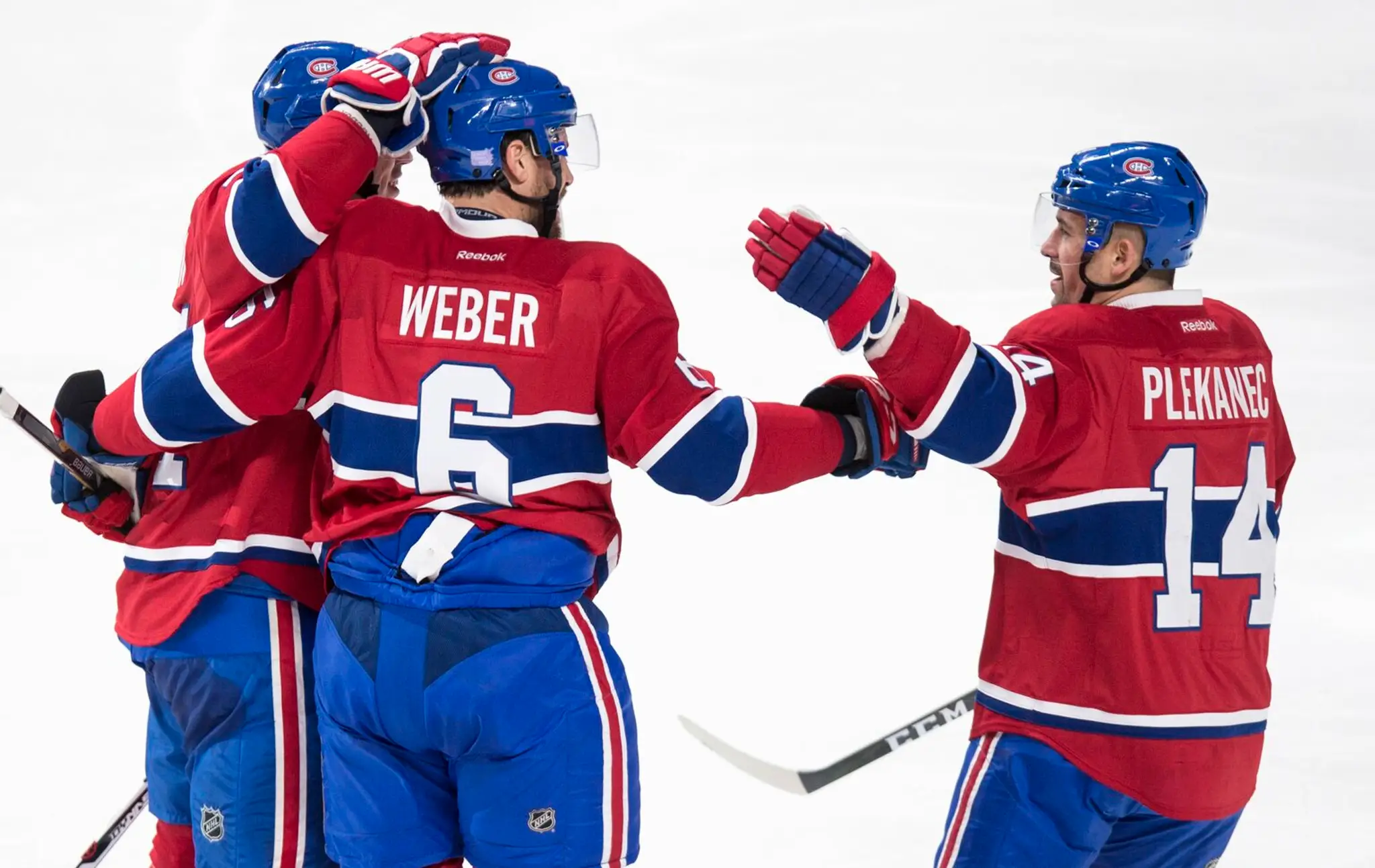 Na archívnej snímke hráči Montréalu Shea Weber (uprostred) a Tomáš Plekanec.
