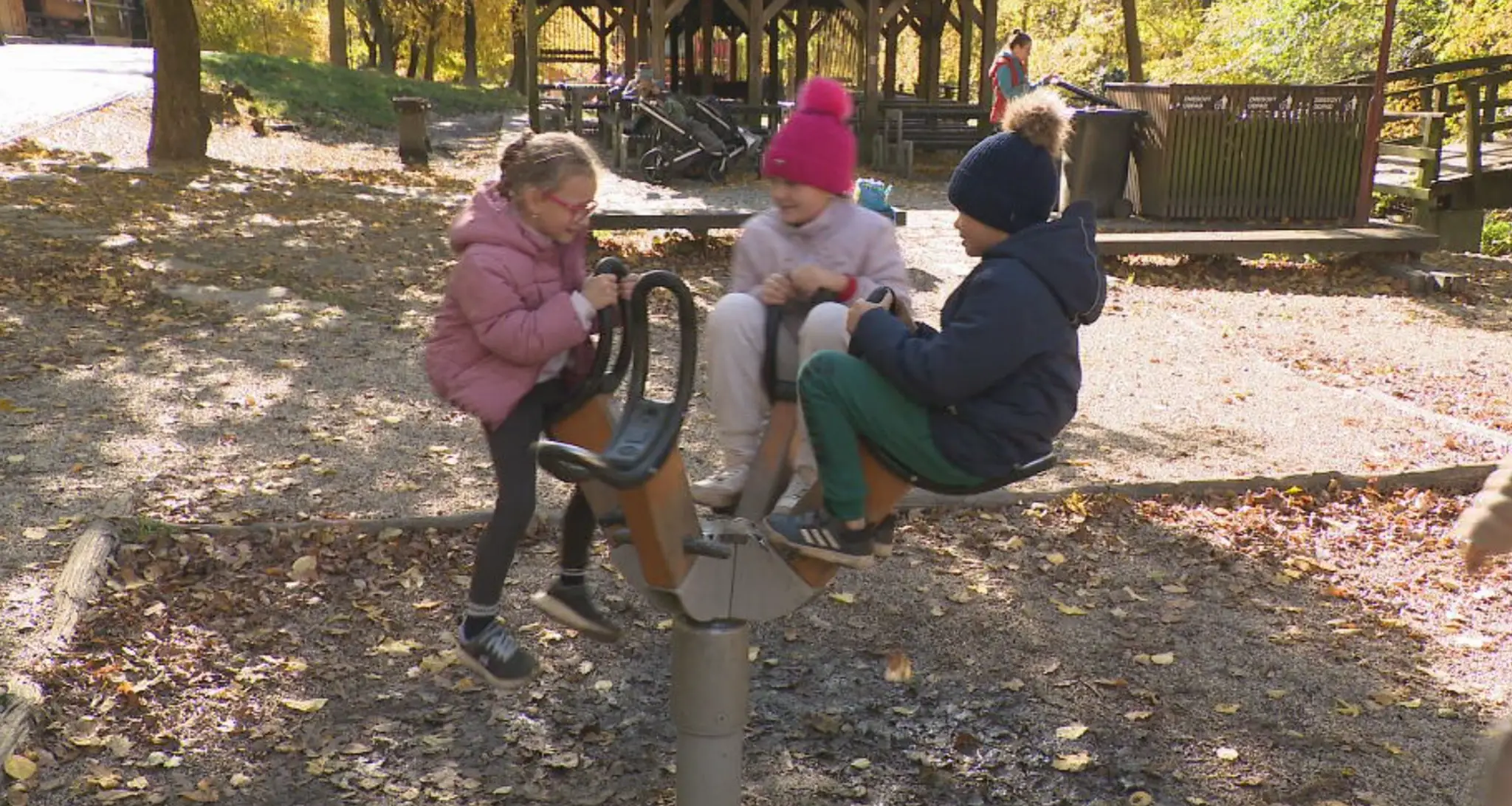 Deti sa hrajú v jeseni