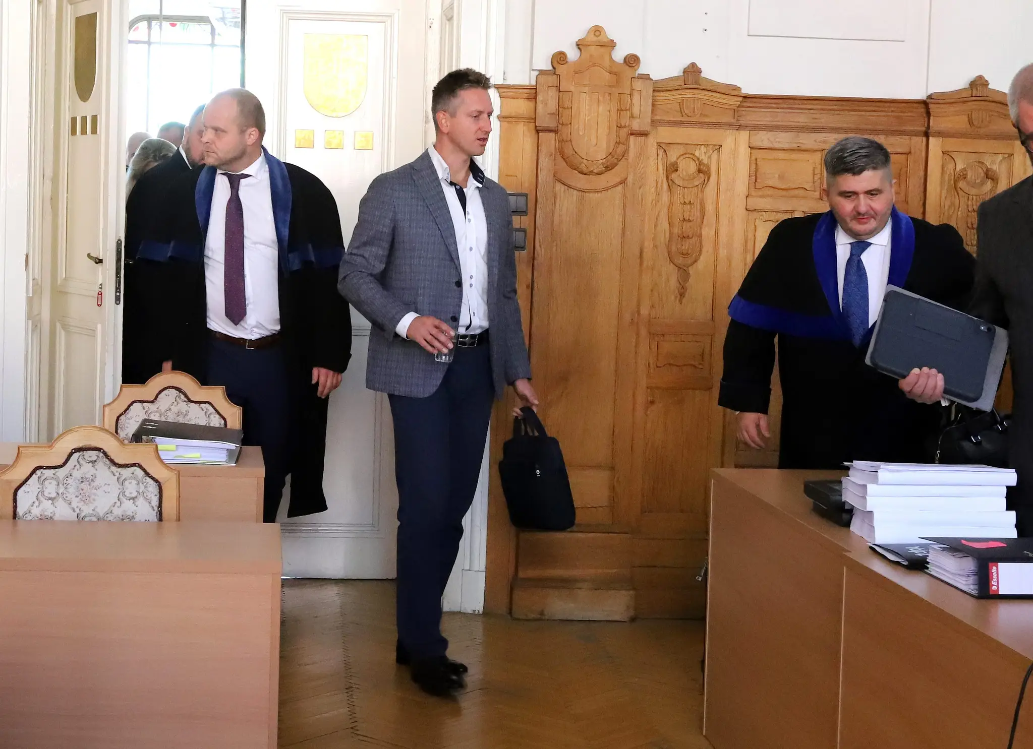 Jozef Brhel mladší (uprostred) a jeho advokát Michal Mandzák (vpravo) prichádzajú do súdnej siene 
