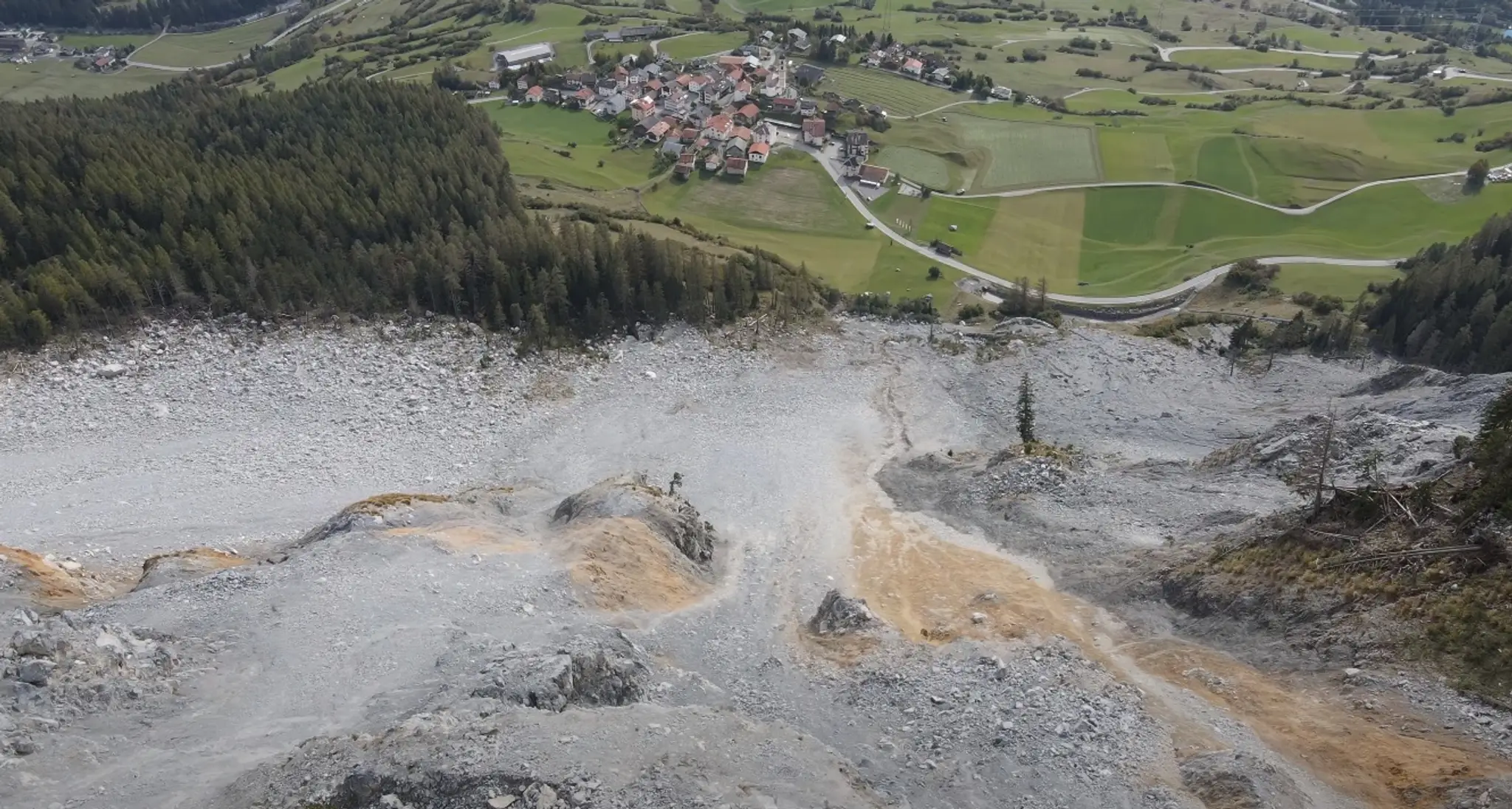 Obyvatelia obce Brienz sa musia evakuovať pre hroziaci pád skaly.