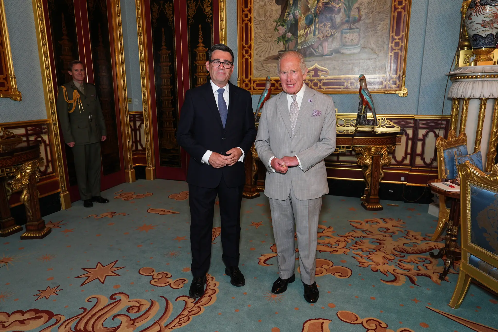 Karol III a Andy Burnham