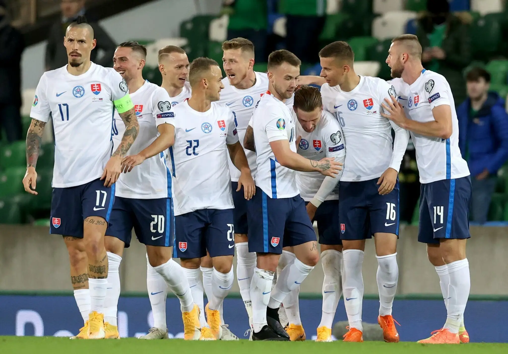 Juraj Kucka (vľavo) sa teší po strelení gólu vo finále play off EURO 2020 v Severnom Írsku.