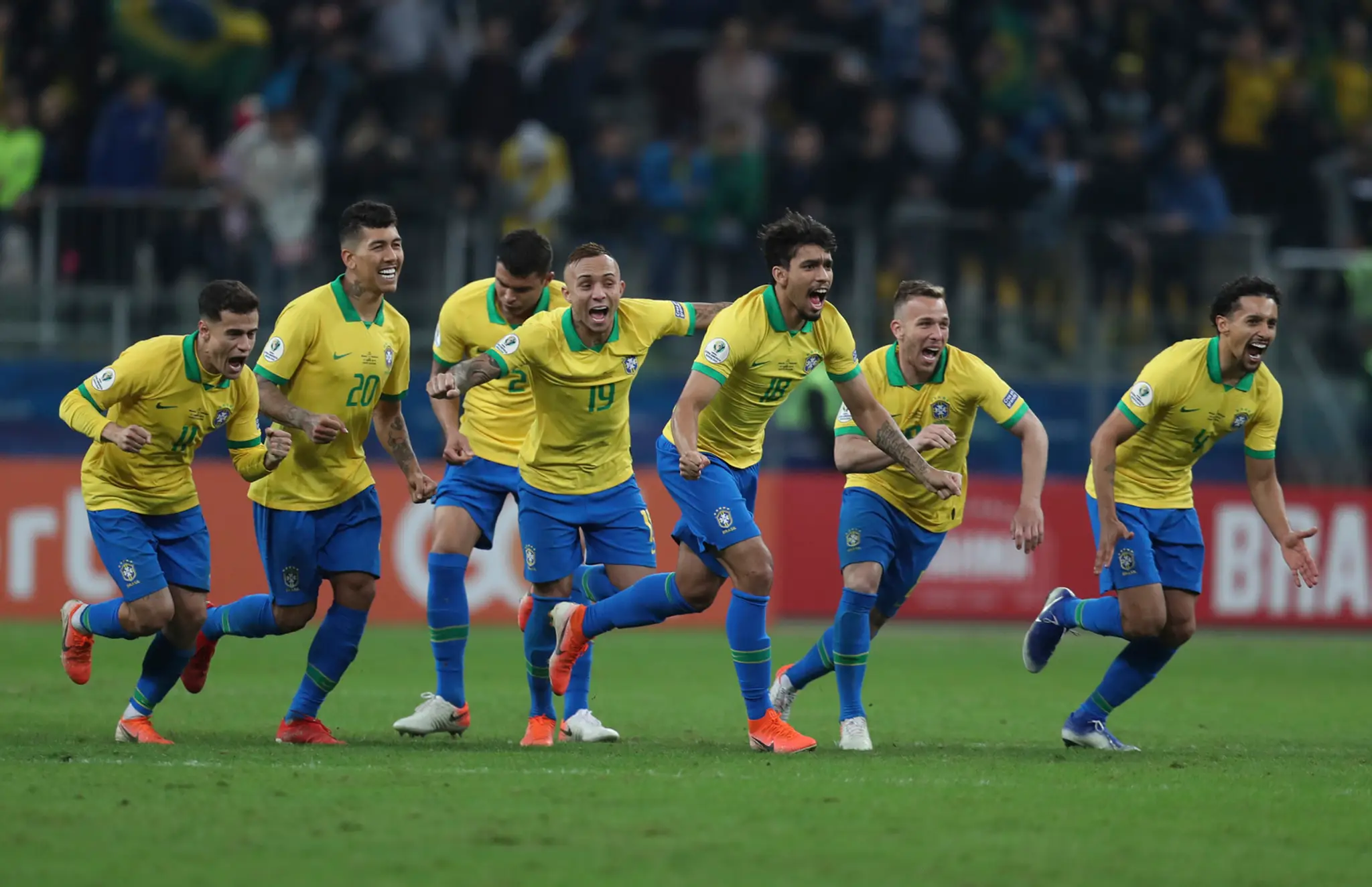 Hráči Brazílie oslavujú triumf nad Paraguajom vo štvrťfinále Copa América 2019.