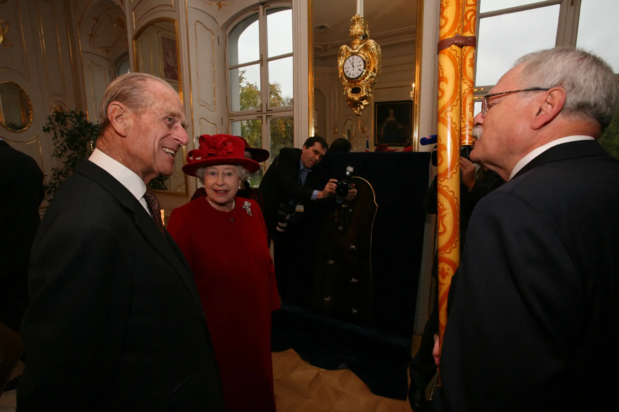 Britský manželský pár počúva prezidenta Ivana Gašparoviča ako hrá na fujare.