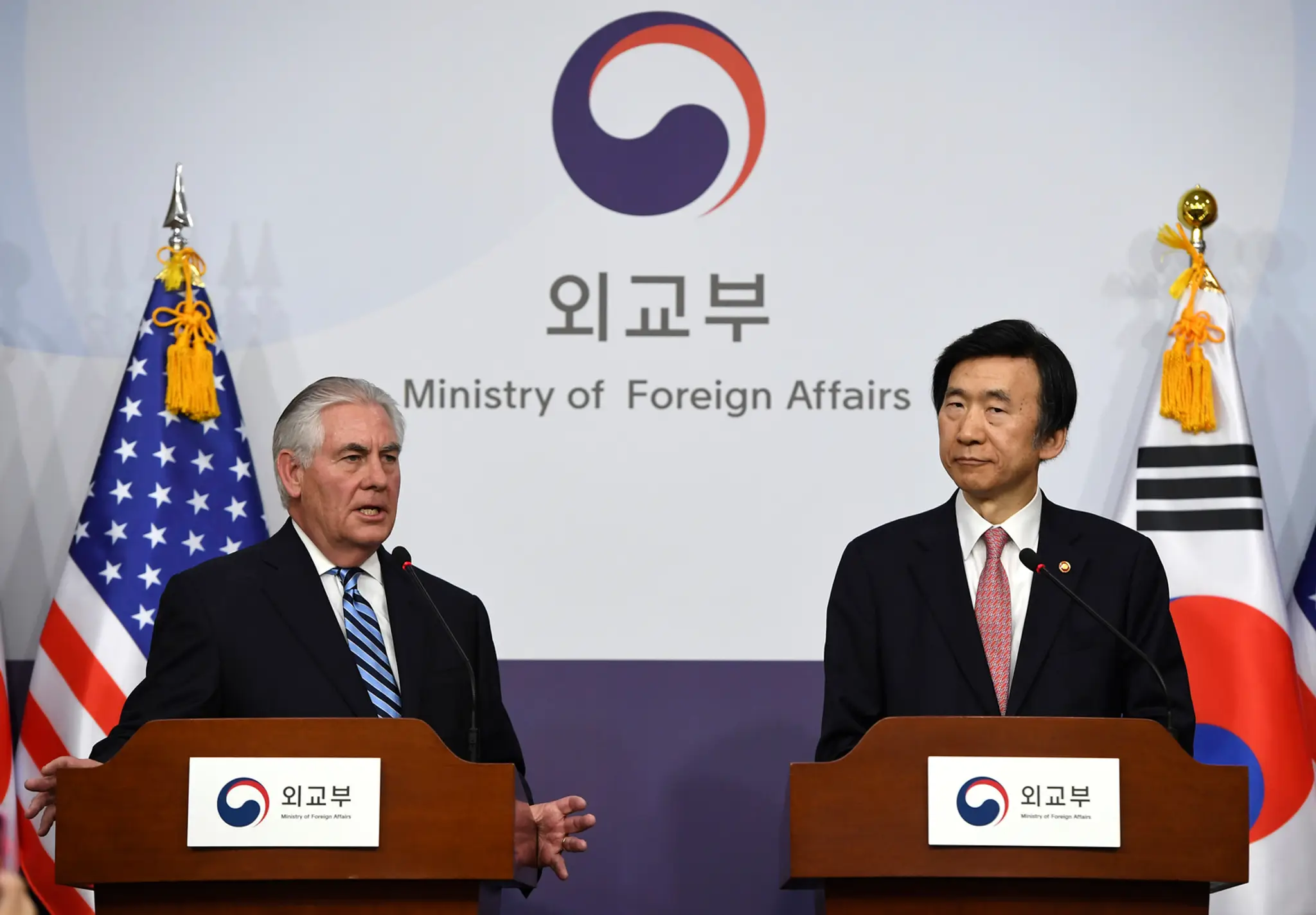 Rex Tillerson (vľavo) so svojím juhokórejským rezortným partnerom Jun Pjung-seom.