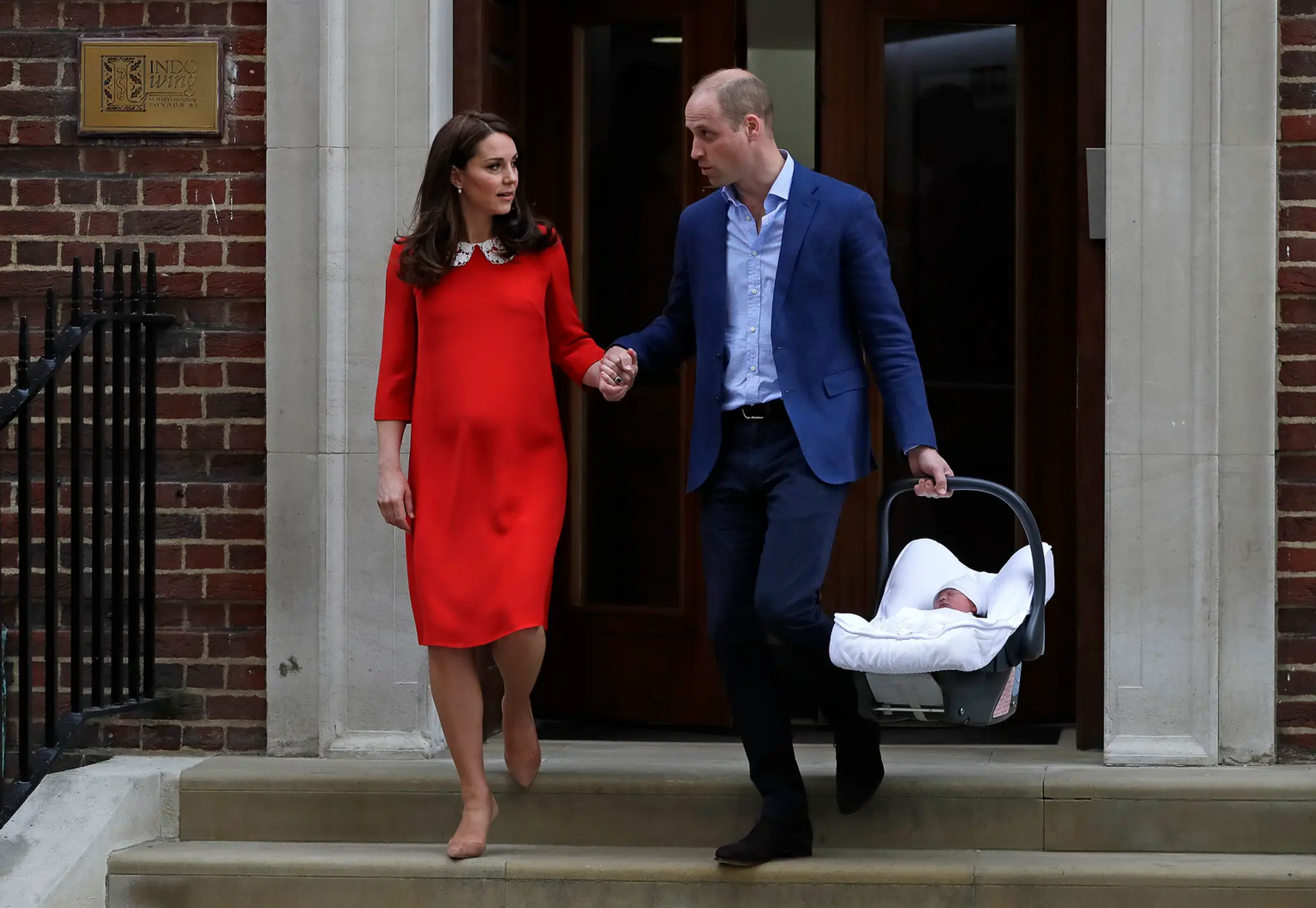 Kate Middleton a princ William opustili nemocnicu