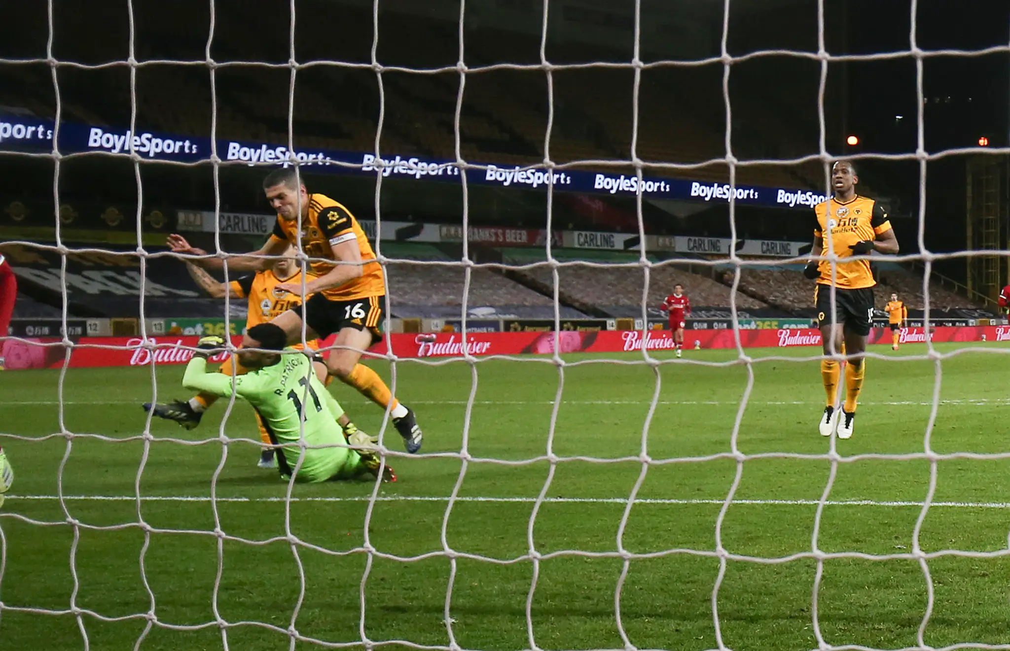 Conor Coady nešťastne trafil kolenom do hlavy Ruia Patricia.