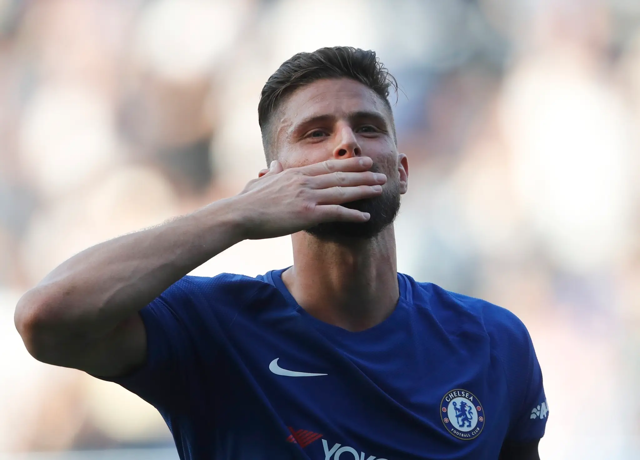 Olivier Giroud z Chelsea oslavuje gól proti Liverpoolu.