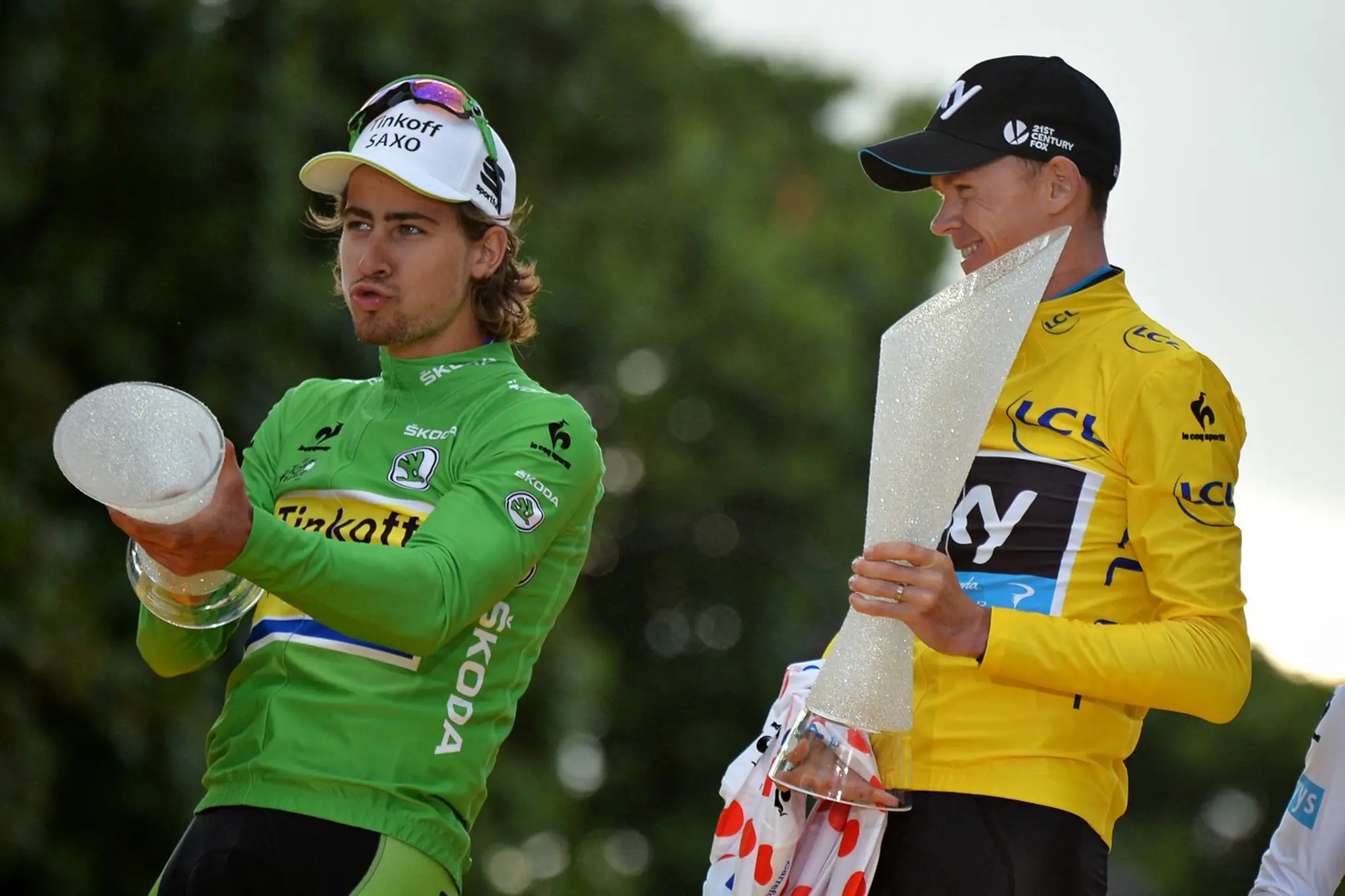 Peter Sagan s Chrisom Froomom na finálnom pódiu Tour de France 2015