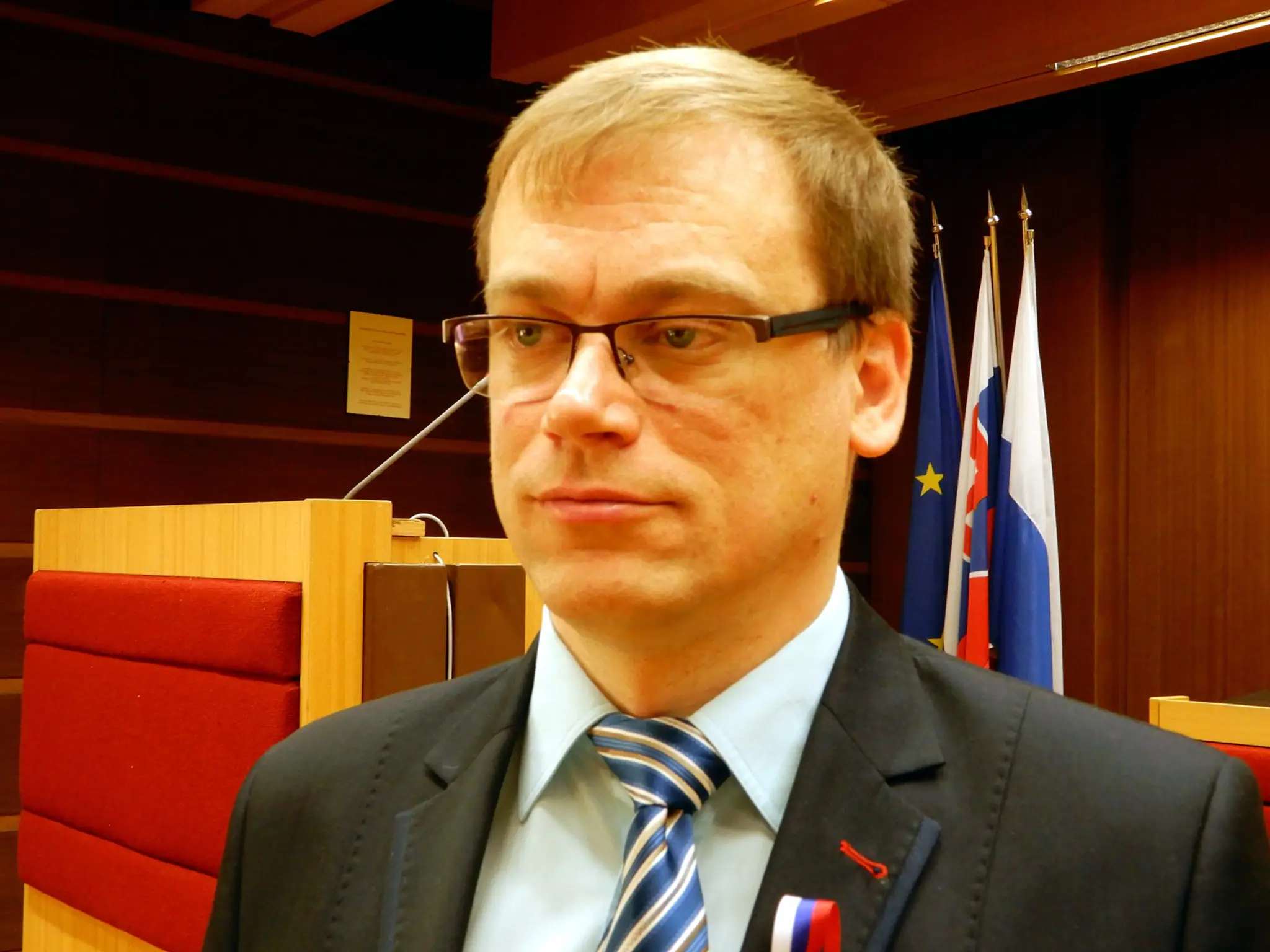 Petra Vlhová oslavuje víťazstvo úvodného slalomu sezóny Svetového pohára v Levi.