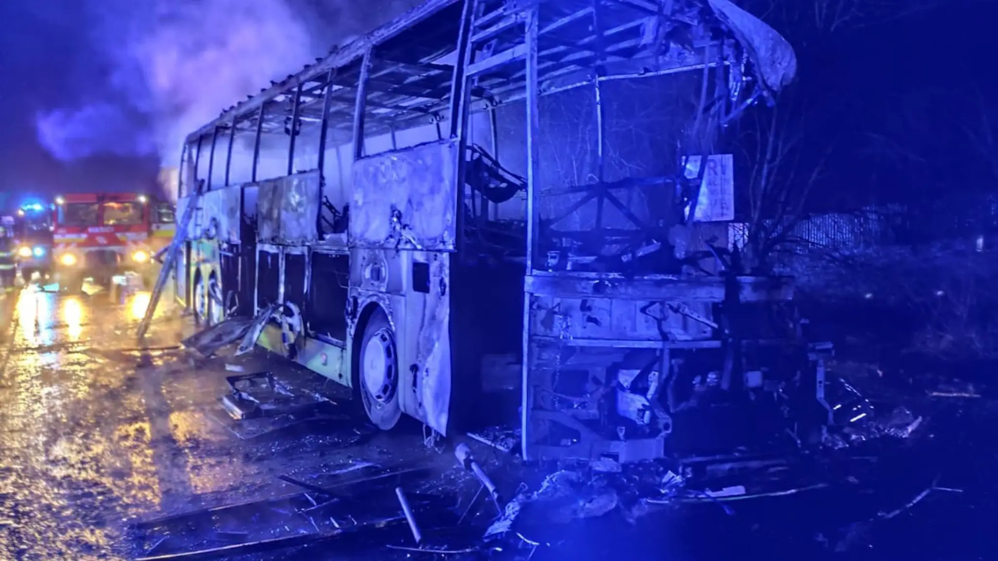 Autobus doslova zhorel do tla.