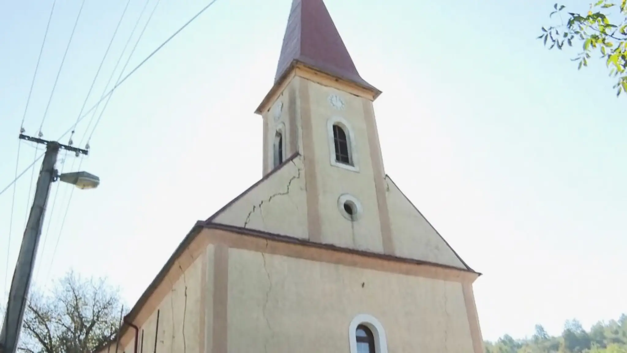 Kostol v Jankovciach čaká na opravu.
