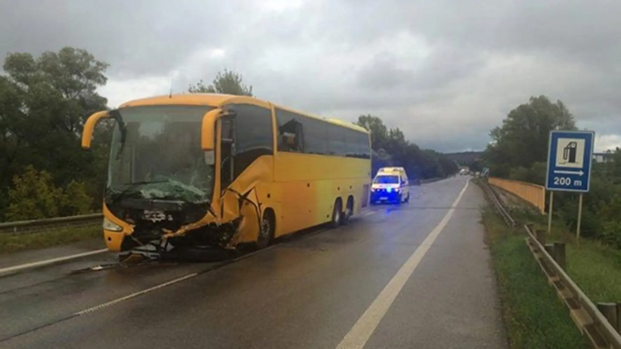 Pri šahách sa zrazil poľský autobus s osobným autom.
