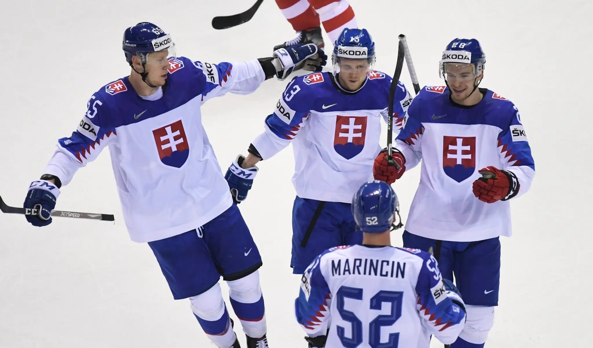 Vľavo brankár Sebastian Dahm z Dánska inkasuje gól v zápase na MS 2019.