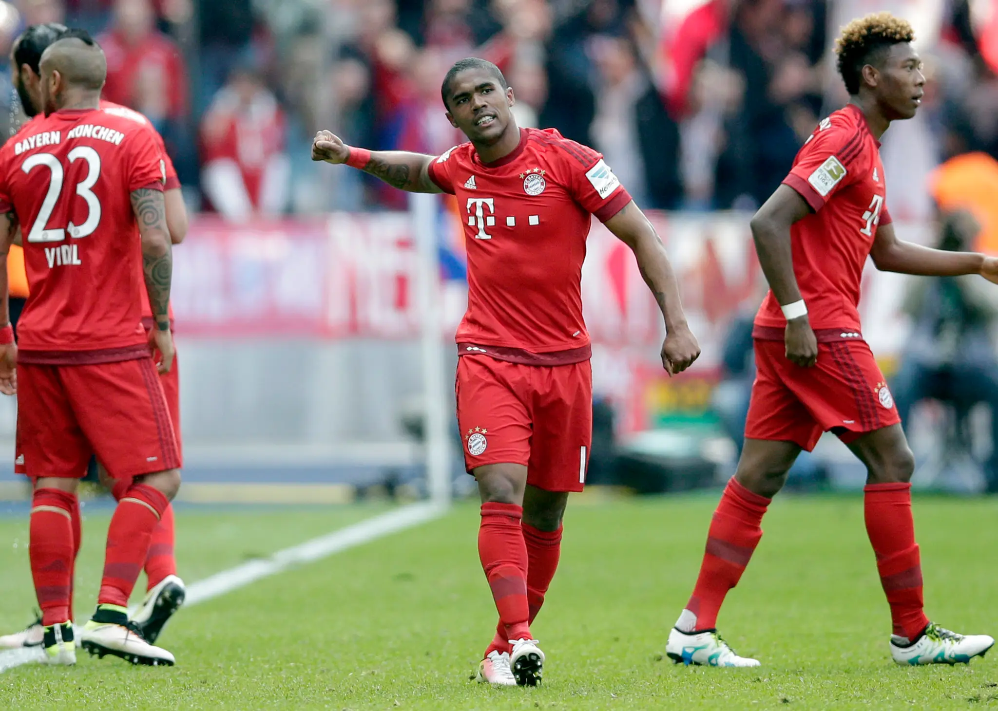 Douglas Costa oslavuje gól 