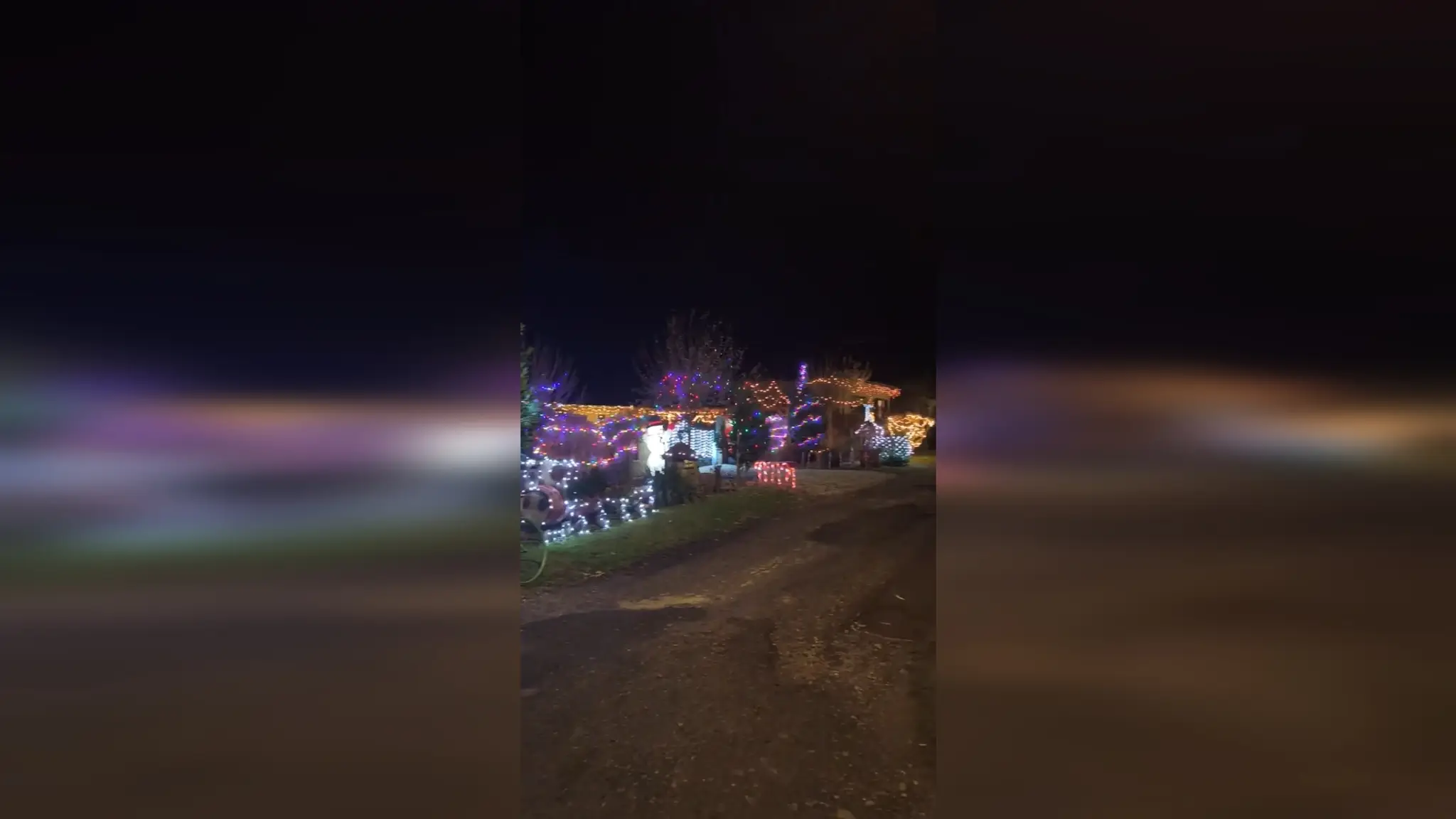 Pán Tibor s rodinou vyzdobuje svoj dom každý rok