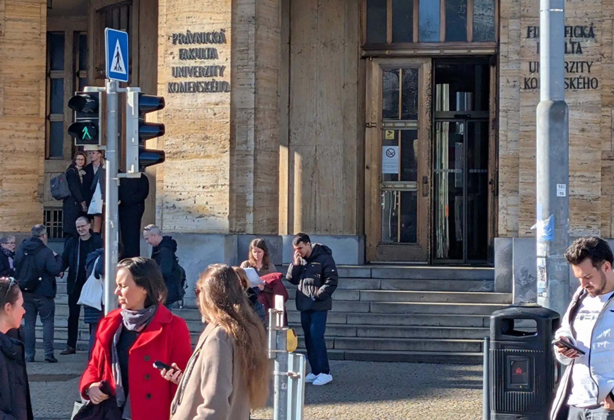 Evakuácia Univerzity Komenského v Bratislave pre bombovú hrozbu.