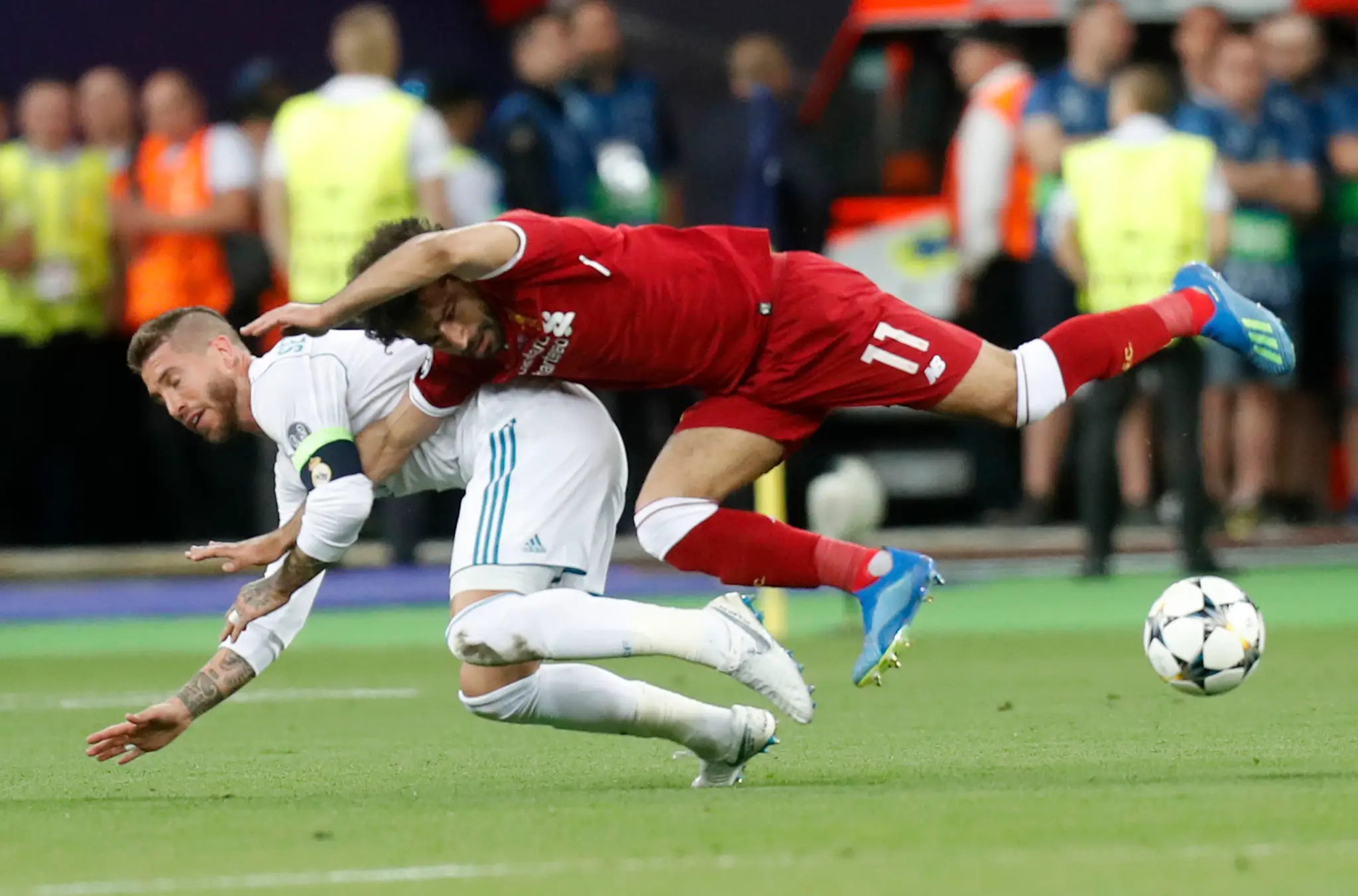 Sergio Ramos fauluje Mohameda Salaha vo finále Ligy majstrov vo futbale FC Liverpool - Real Madrid.