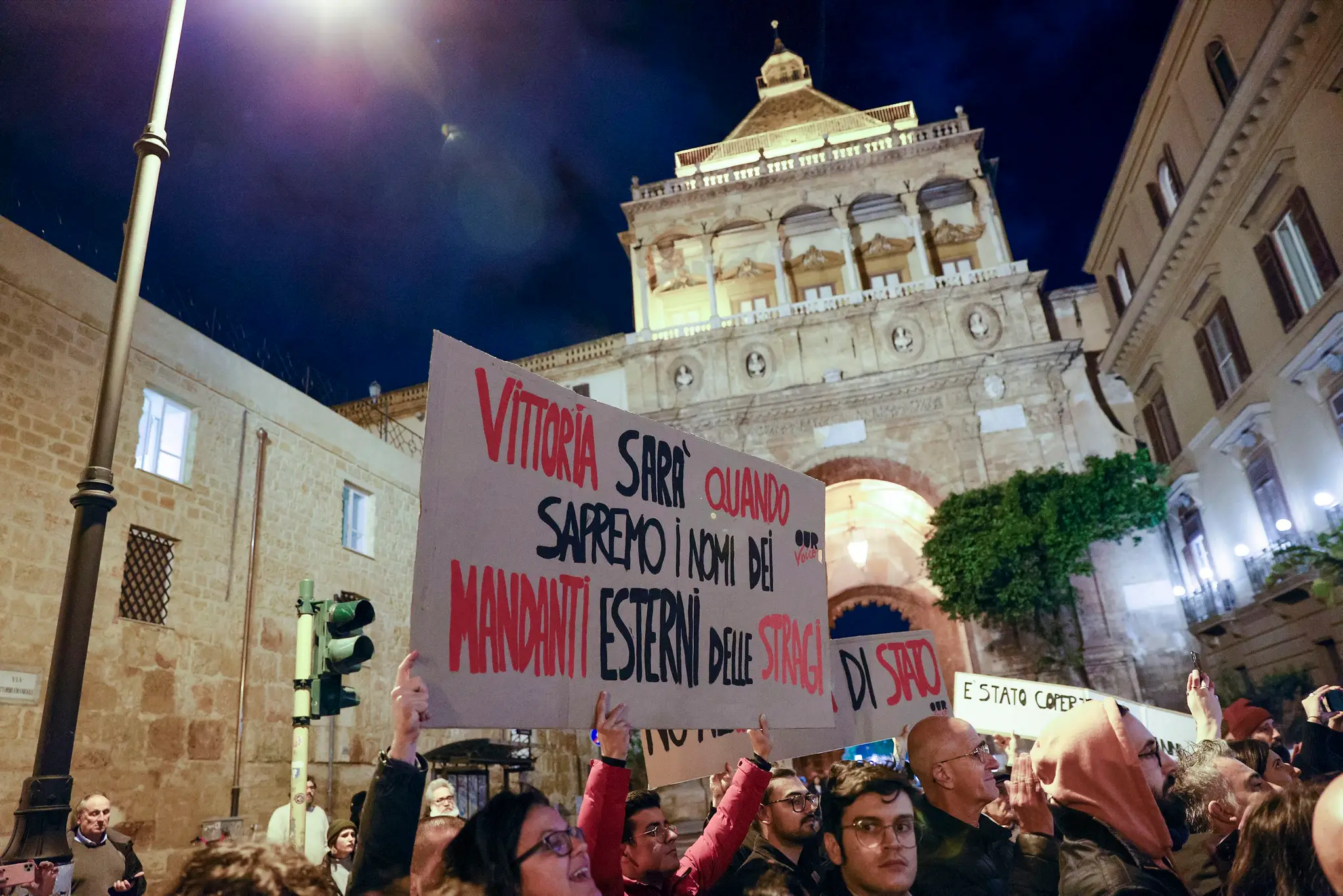 Ľudia v uliciach Palerma.