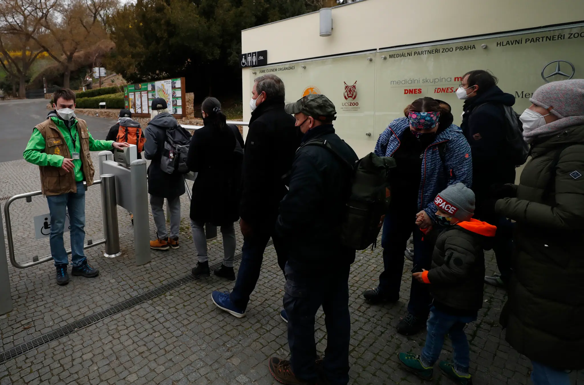 Návštevníci čakajú v rade pred vstupom do ZOO v Prahe v pondelok 12. apríla 2021.